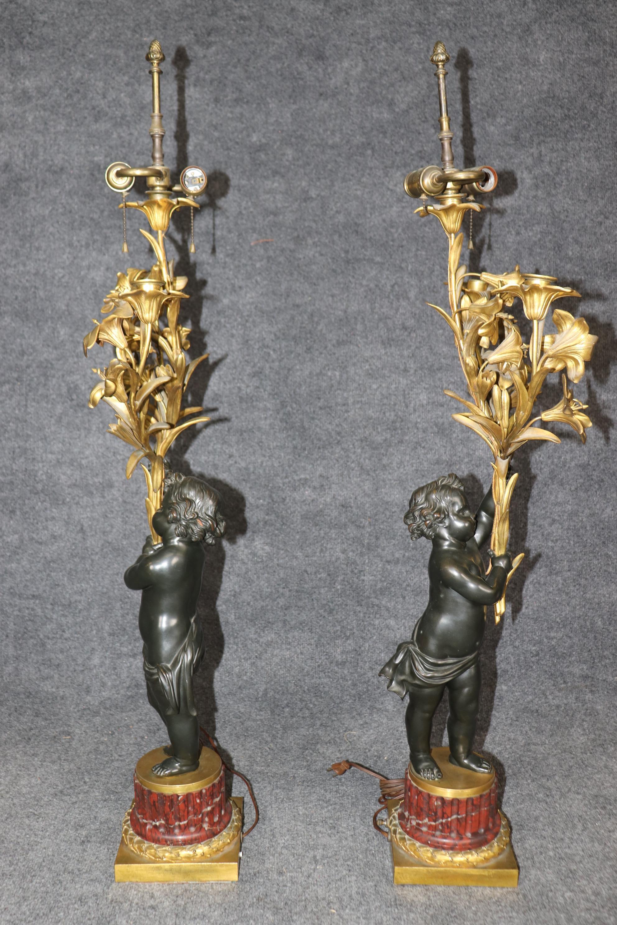 Coppia di lampade da tavolo A.I.C. in bronzo a forma di cherubino, in stile Henry Dasson in vendita 2
