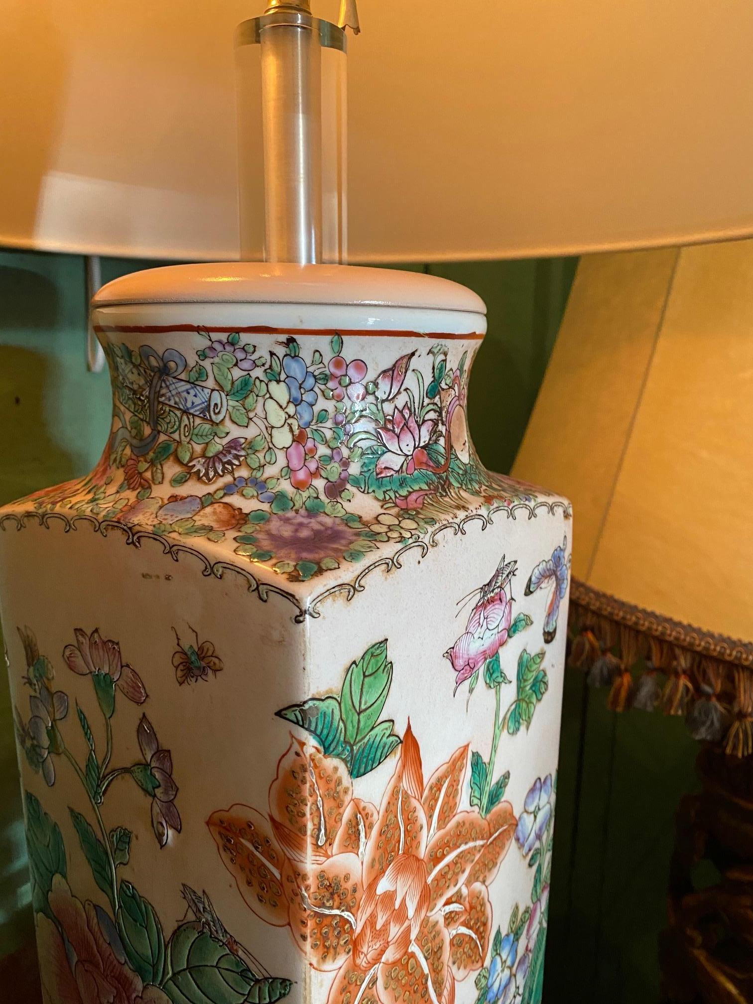 XIXe siècle Paire de vases orientaux Chinoiseries sur lampes de table modernes en plexiglas Antiques LA CA en vente