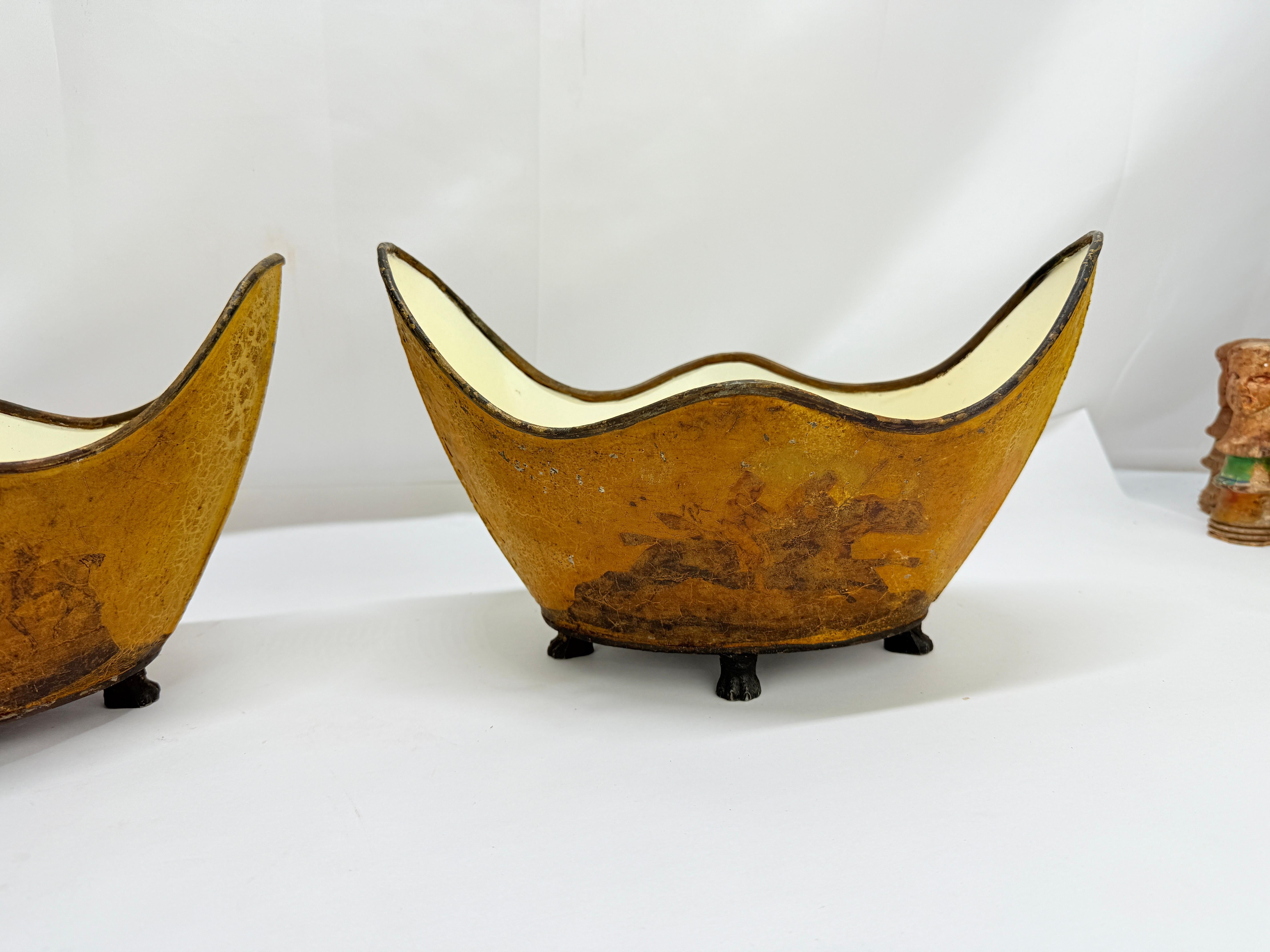 Regency Paire de Cachepots en papier mâché et peints de style Régence anglaise, 19e C. Scènes équestres en vente
