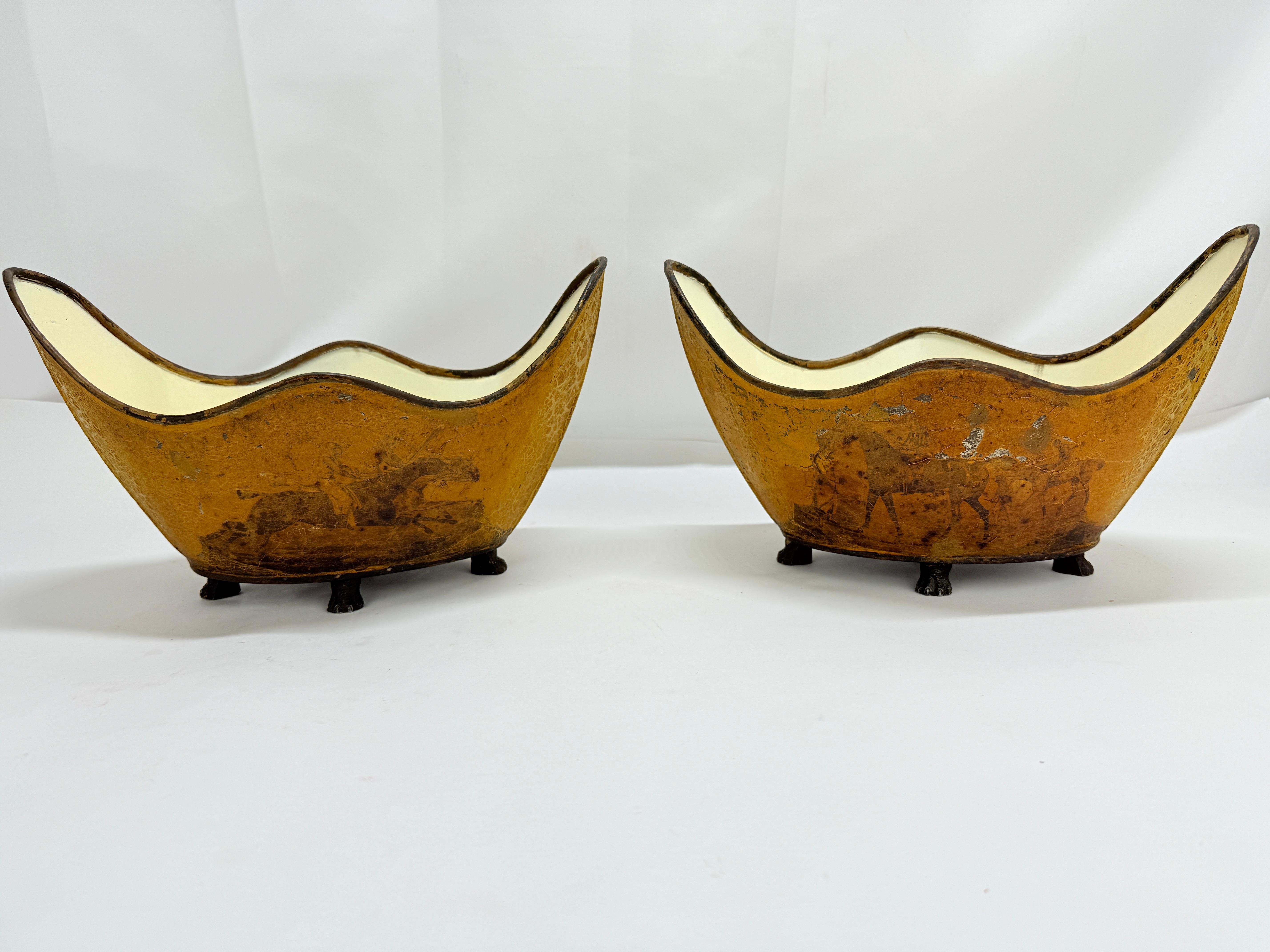 Britannique Paire de Cachepots en papier mâché et peints de style Régence anglaise, 19e C. Scènes équestres en vente