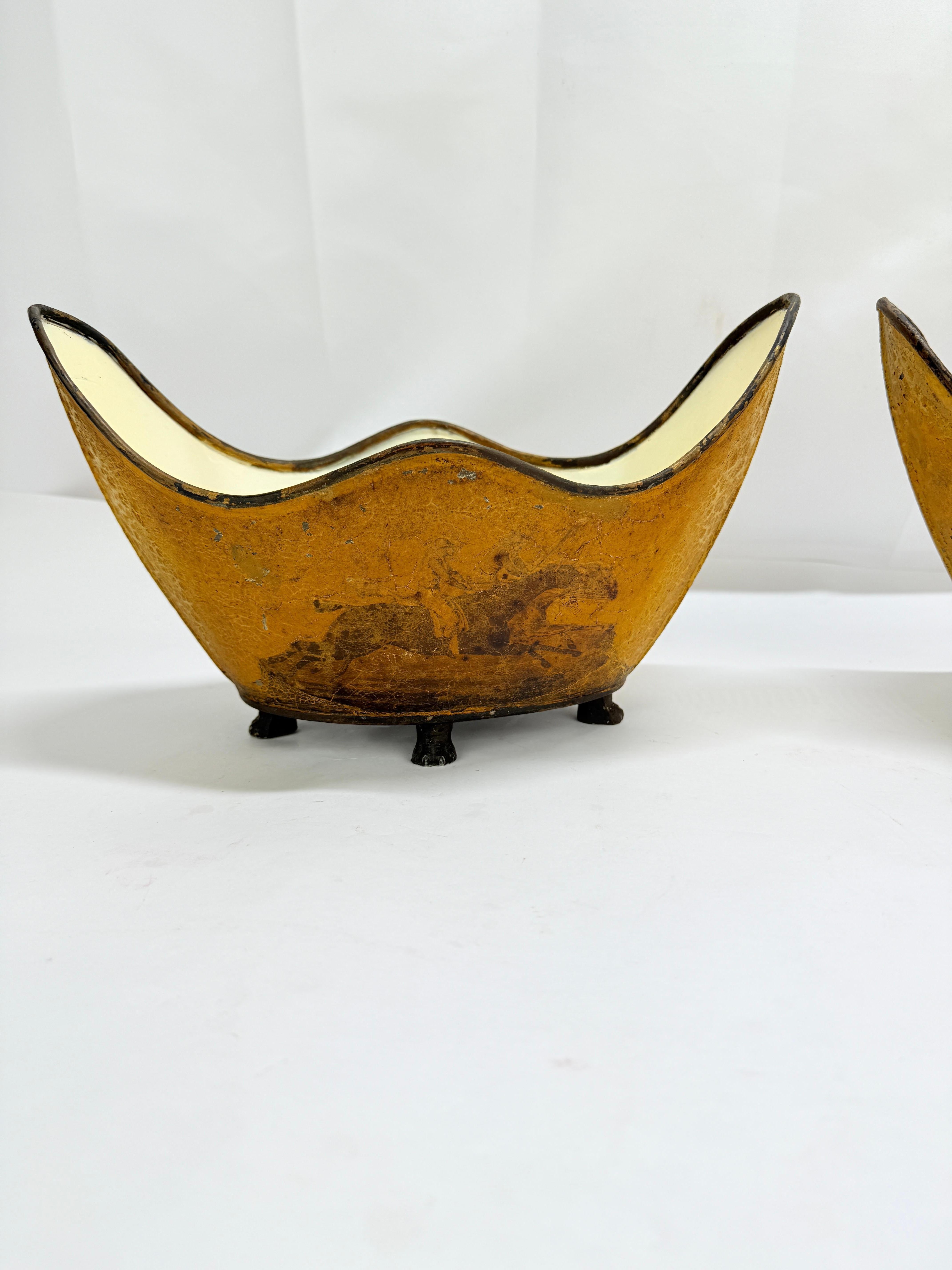 Paire de Cachepots en papier mâché et peints de style Régence anglaise, 19e C. Scènes équestres Bon état - En vente à Atlanta, GA