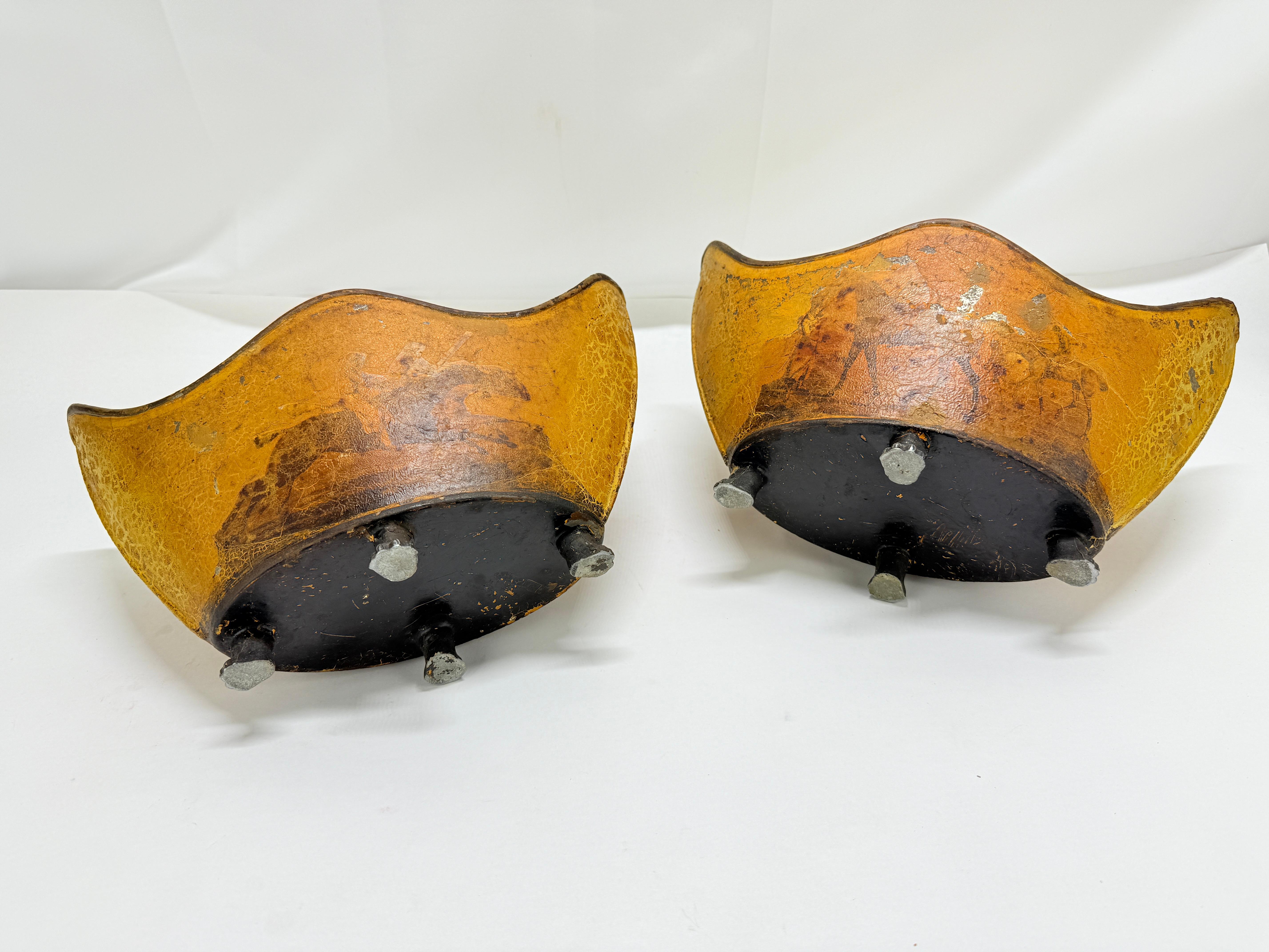 Fer Paire de Cachepots en papier mâché et peints de style Régence anglaise, 19e C. Scènes équestres en vente