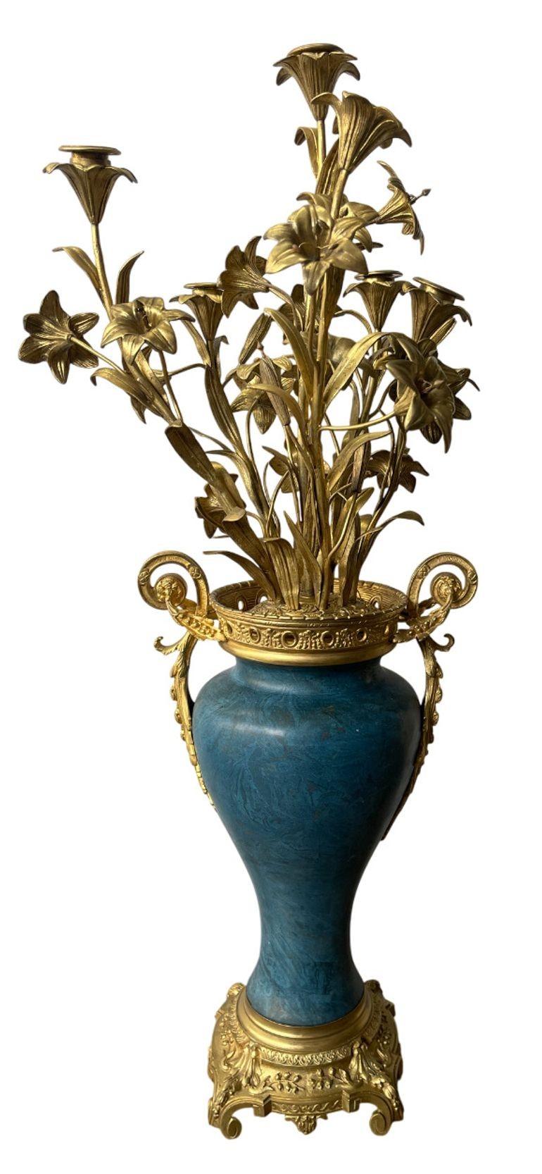 Ein prächtiges Paar großer antiker französischer Bronzeleuchter, die aus reich geschnitztem Blaustein gefertigt und mit vergoldeten Blumenbouquet-Kerzenhaltern verziert sind. Diese beeindruckenden Stücke weisen feine Details auf, mit komplizierten