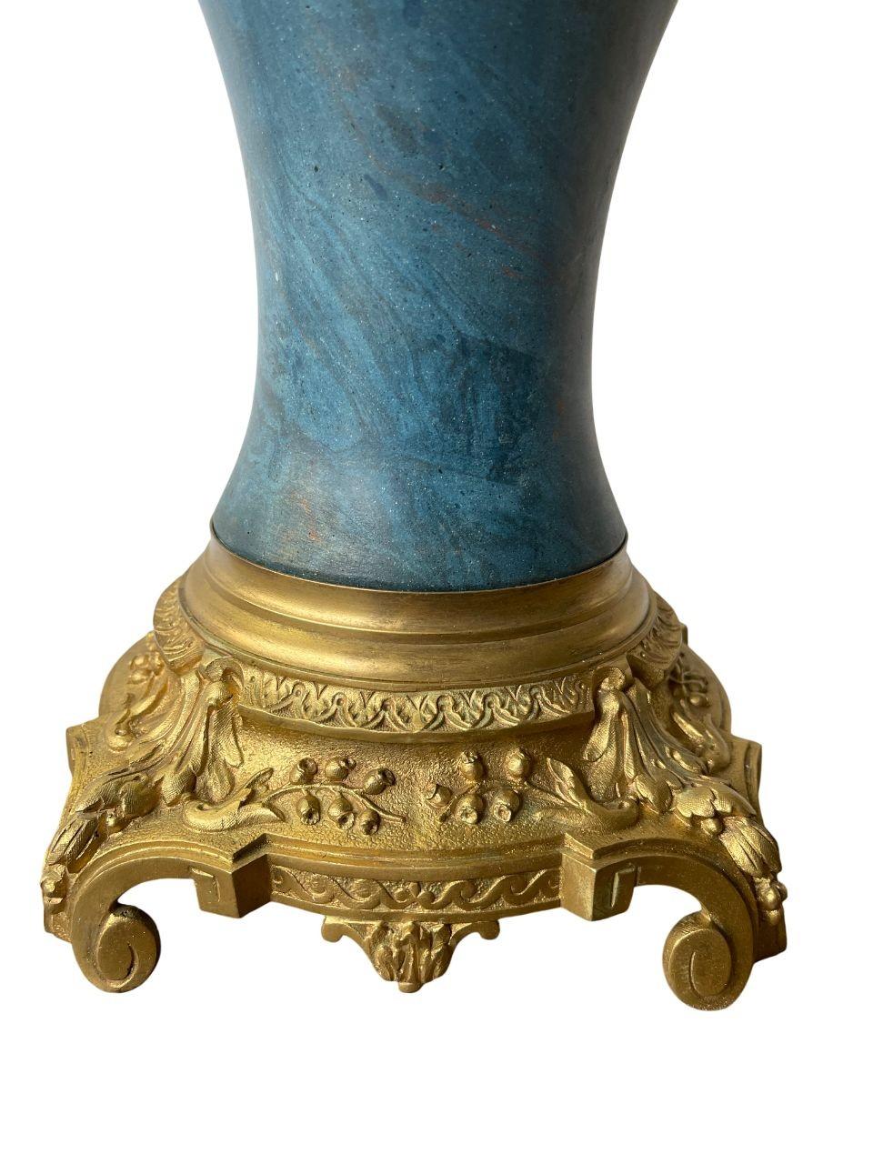 Paar französische Bronzekandelaber aus dem 19. Jahrhundert, geschnitzter blauer Stein mit vergoldetem Blumenstrauß (Französisch) im Angebot