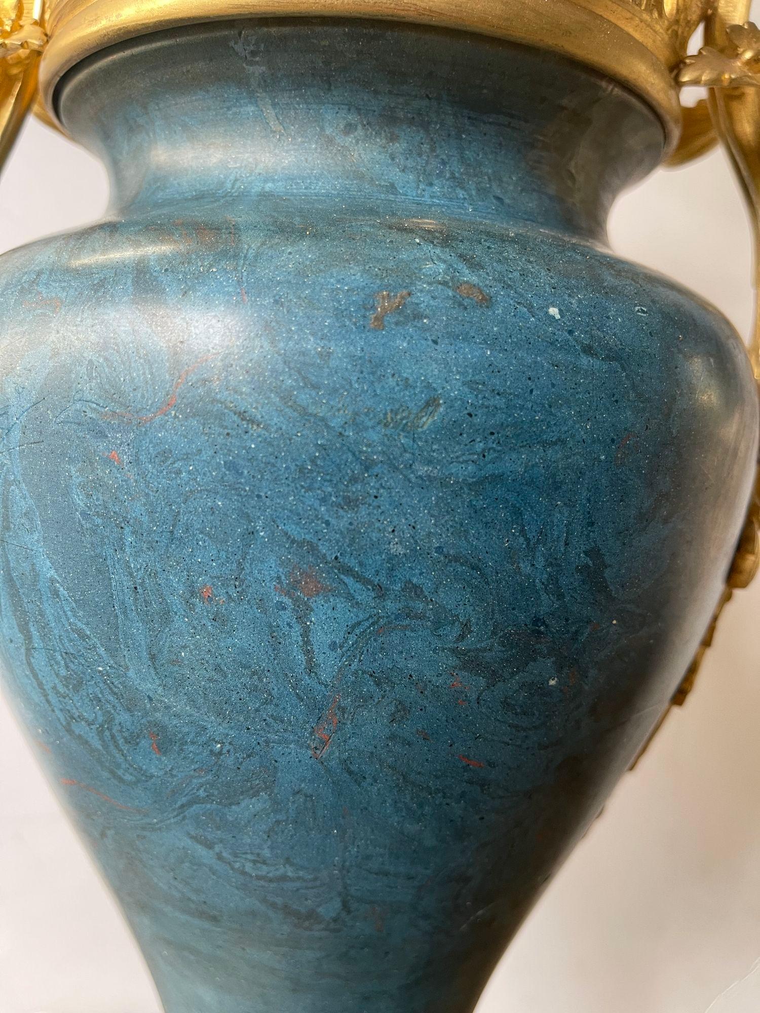 Paar französische Bronzekandelaber aus dem 19. Jahrhundert, geschnitzter blauer Stein mit vergoldetem Blumenstrauß im Zustand „Hervorragend“ im Angebot in Los Angeles, CA