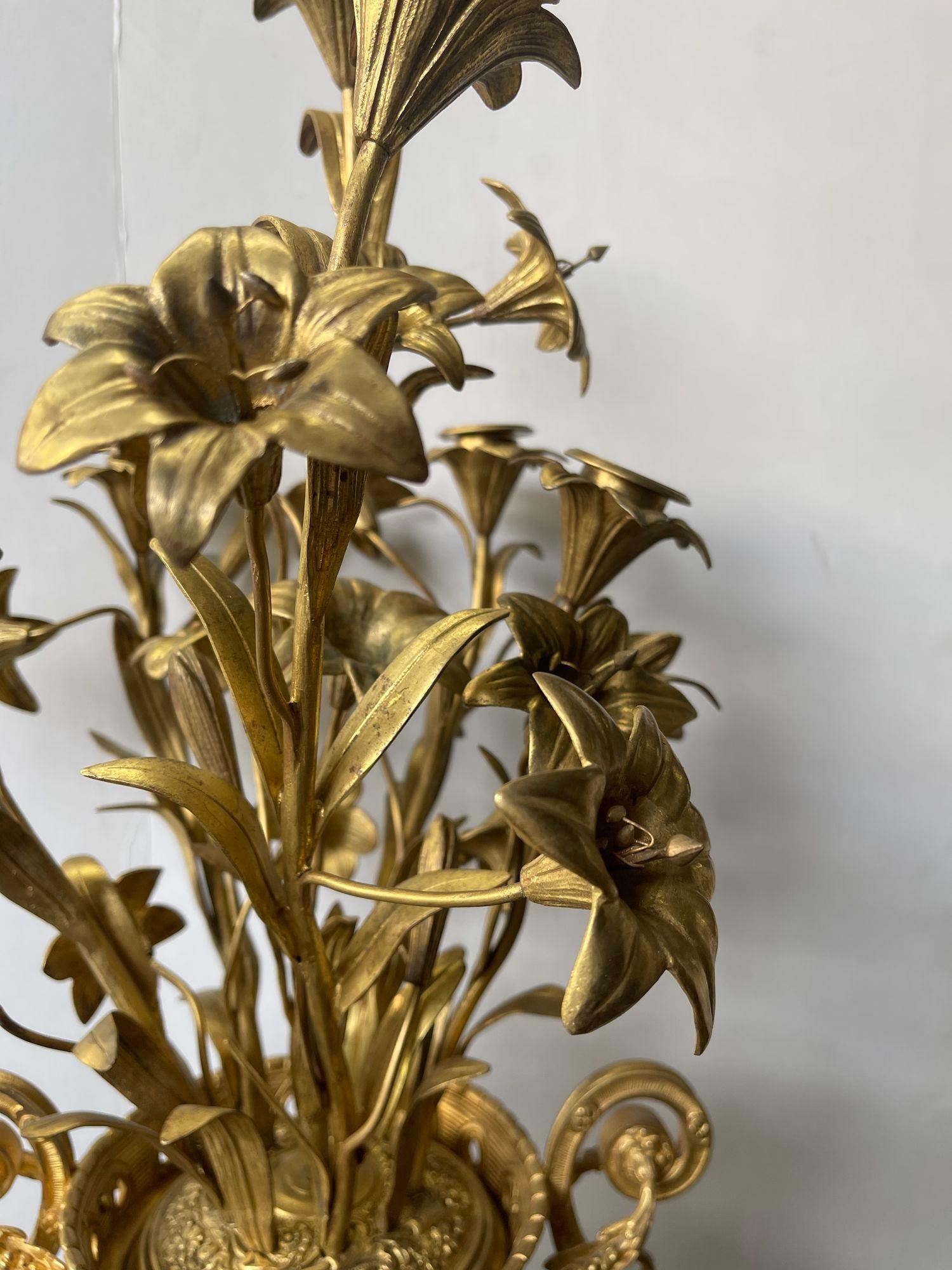 Paar französische Bronzekandelaber aus dem 19. Jahrhundert, geschnitzter blauer Stein mit vergoldetem Blumenstrauß im Angebot 1