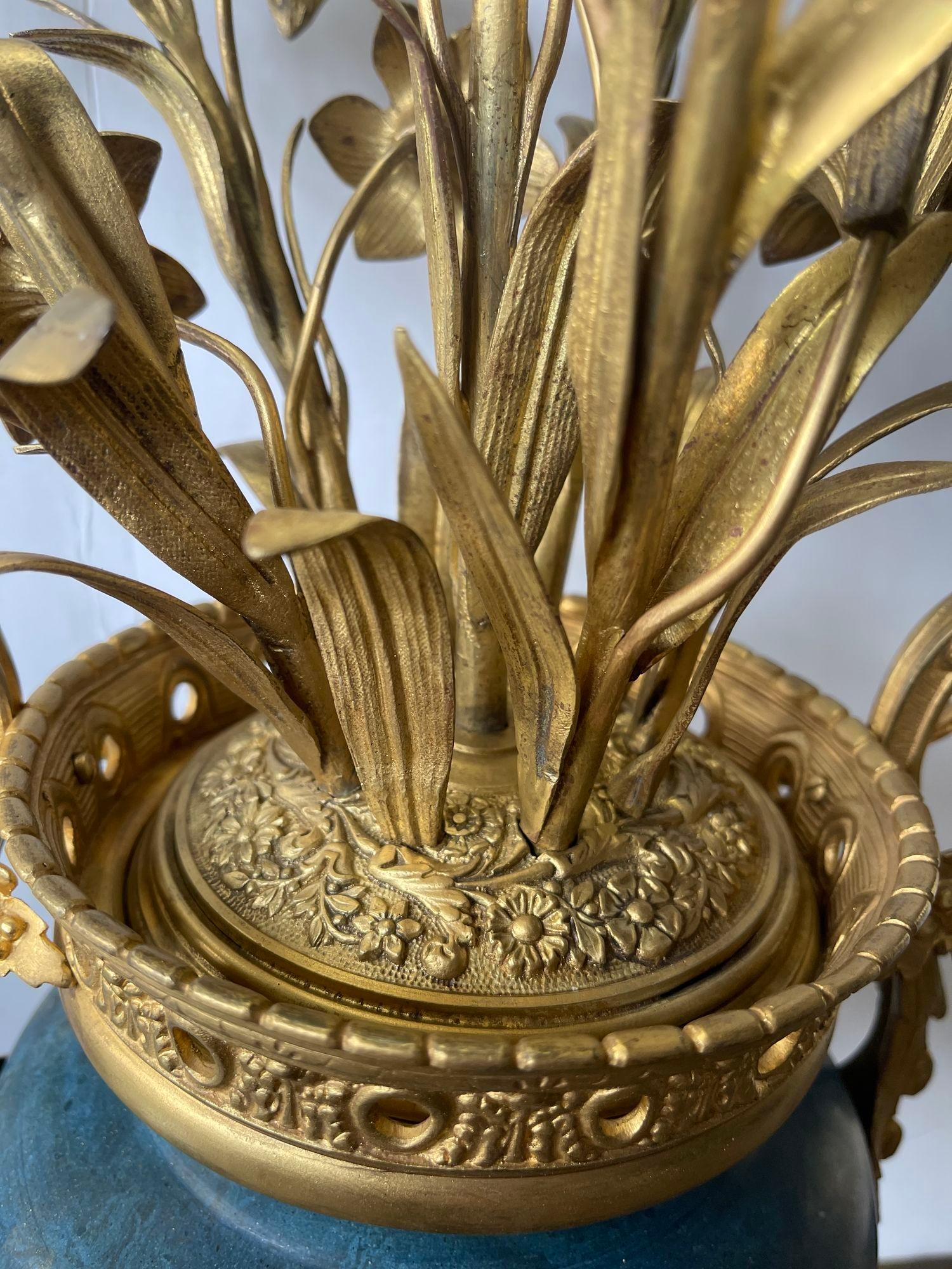 Paar französische Bronzekandelaber aus dem 19. Jahrhundert, geschnitzter blauer Stein mit vergoldetem Blumenstrauß im Angebot 2
