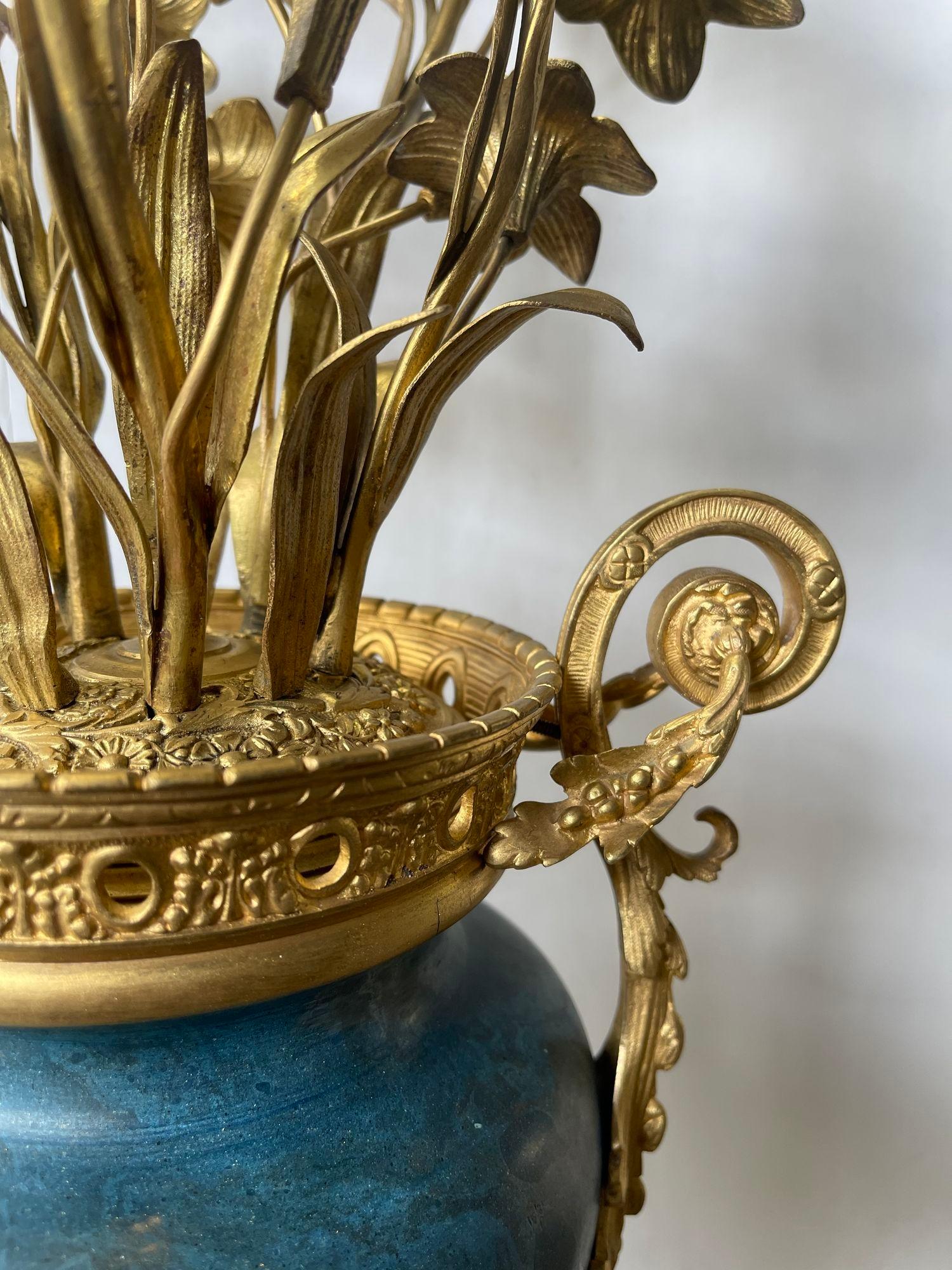 Paar französische Bronzekandelaber aus dem 19. Jahrhundert, geschnitzter blauer Stein mit vergoldetem Blumenstrauß im Angebot 3