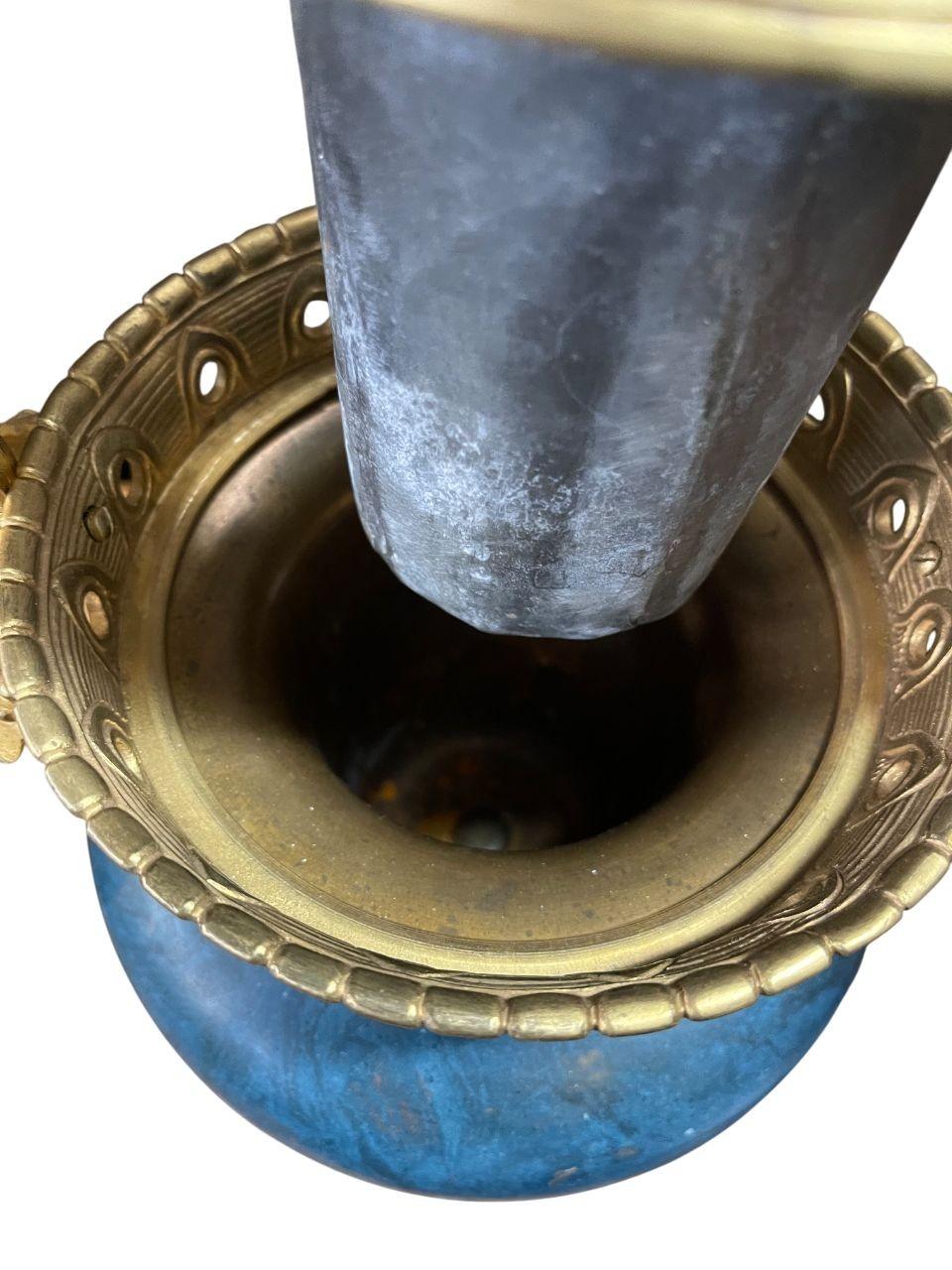 Paar französische Bronzekandelaber aus dem 19. Jahrhundert, geschnitzter blauer Stein mit vergoldetem Blumenstrauß im Angebot 5