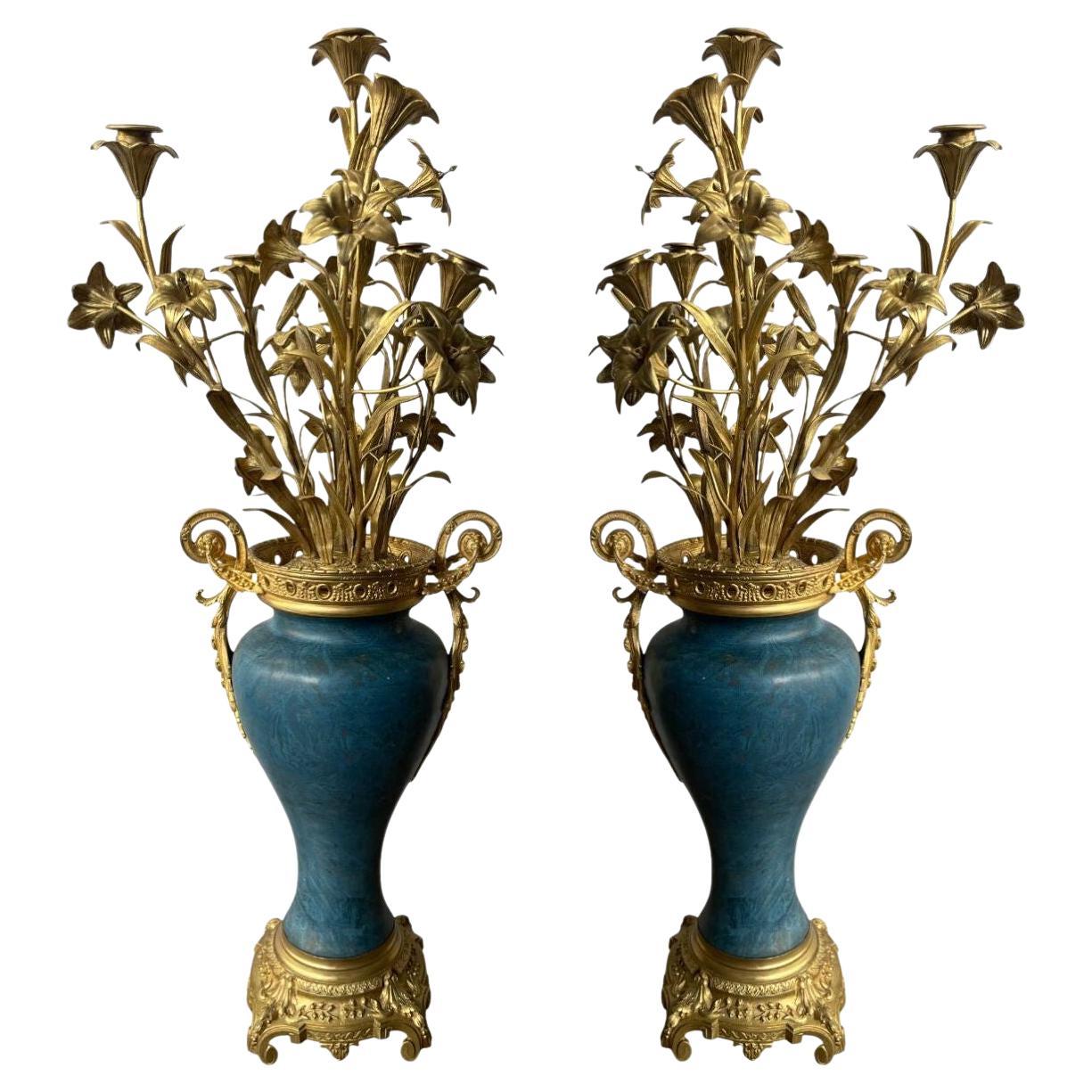 Paar französische Bronzekandelaber aus dem 19. Jahrhundert, geschnitzter blauer Stein mit vergoldetem Blumenstrauß