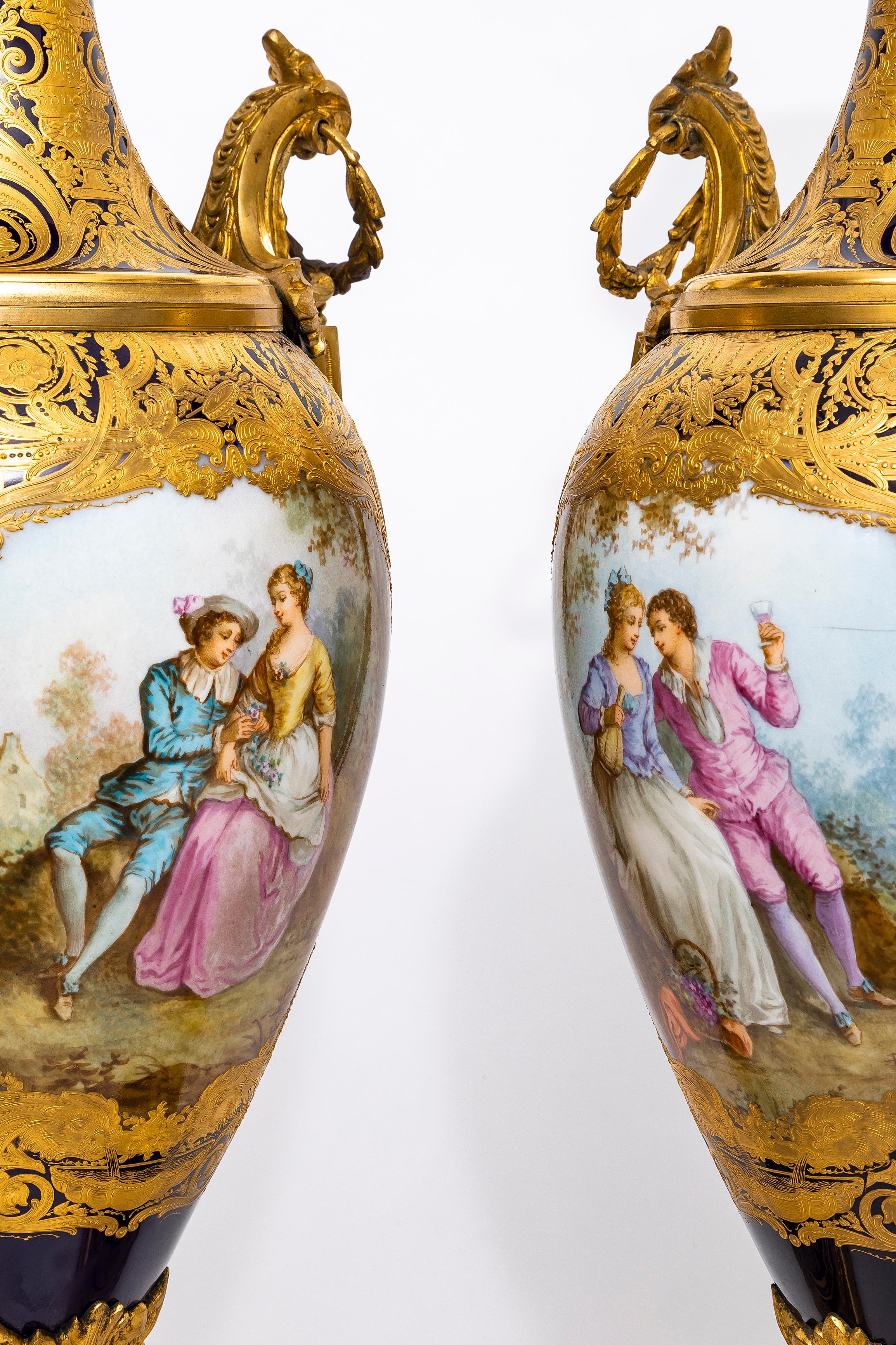 Paire de vases à fond en porcelaine de Sèvres bleu cobalt montés en bronze doré du XIXe siècle en vente 3