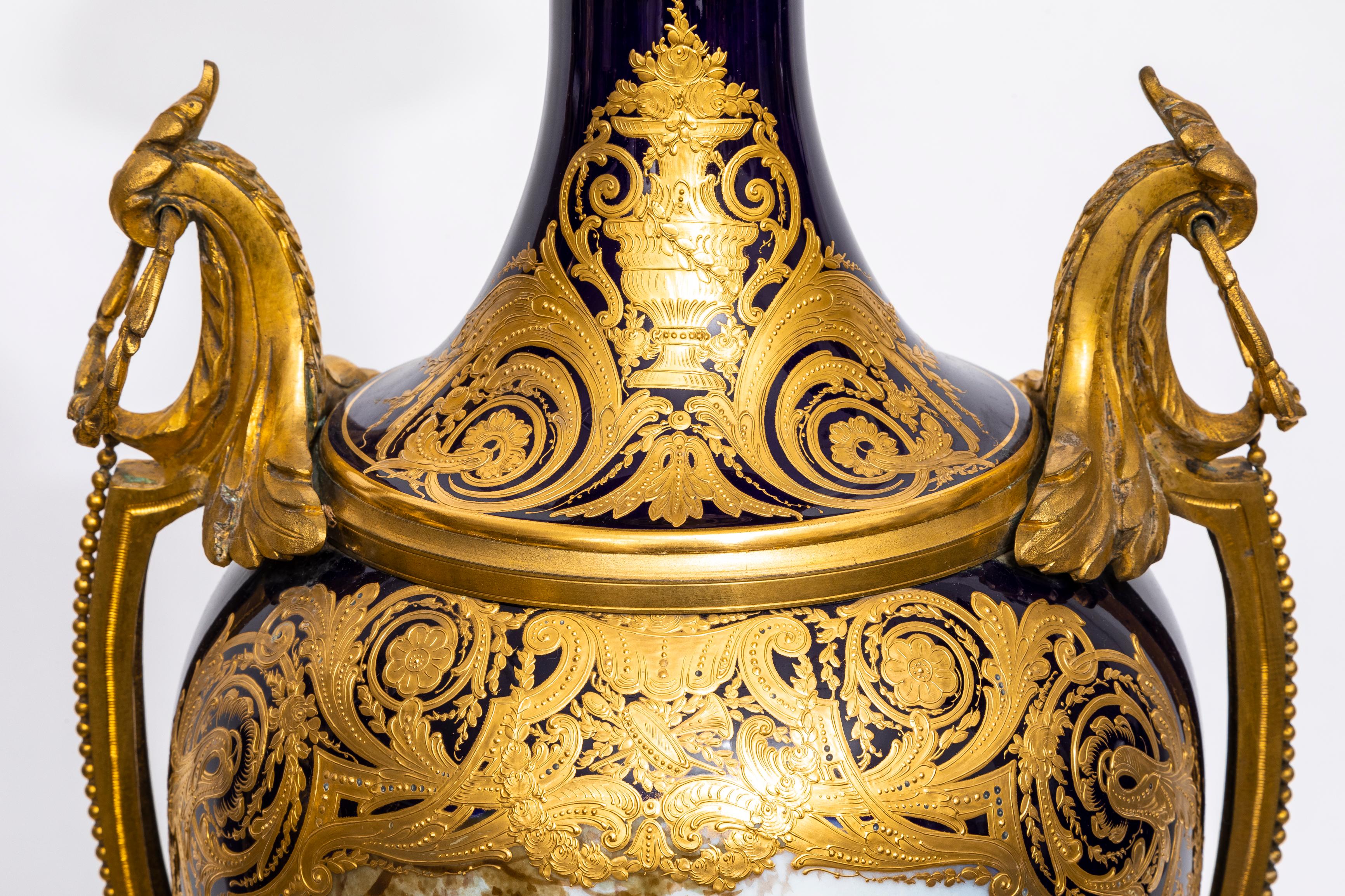 Paire de vases à fond en porcelaine de Sèvres bleu cobalt montés en bronze doré du XIXe siècle en vente 5
