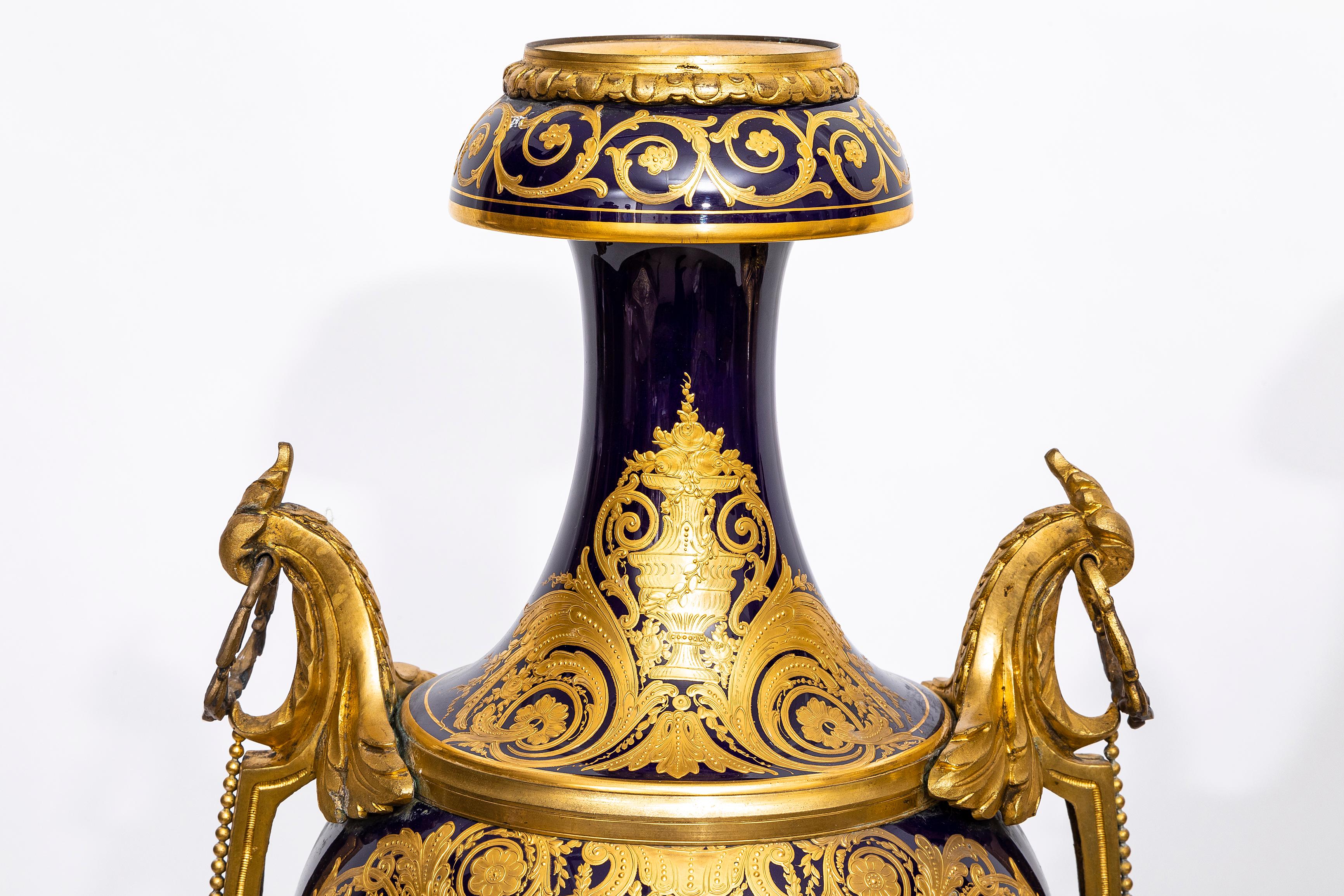 Paire de vases à fond en porcelaine de Sèvres bleu cobalt montés en bronze doré du XIXe siècle en vente 6