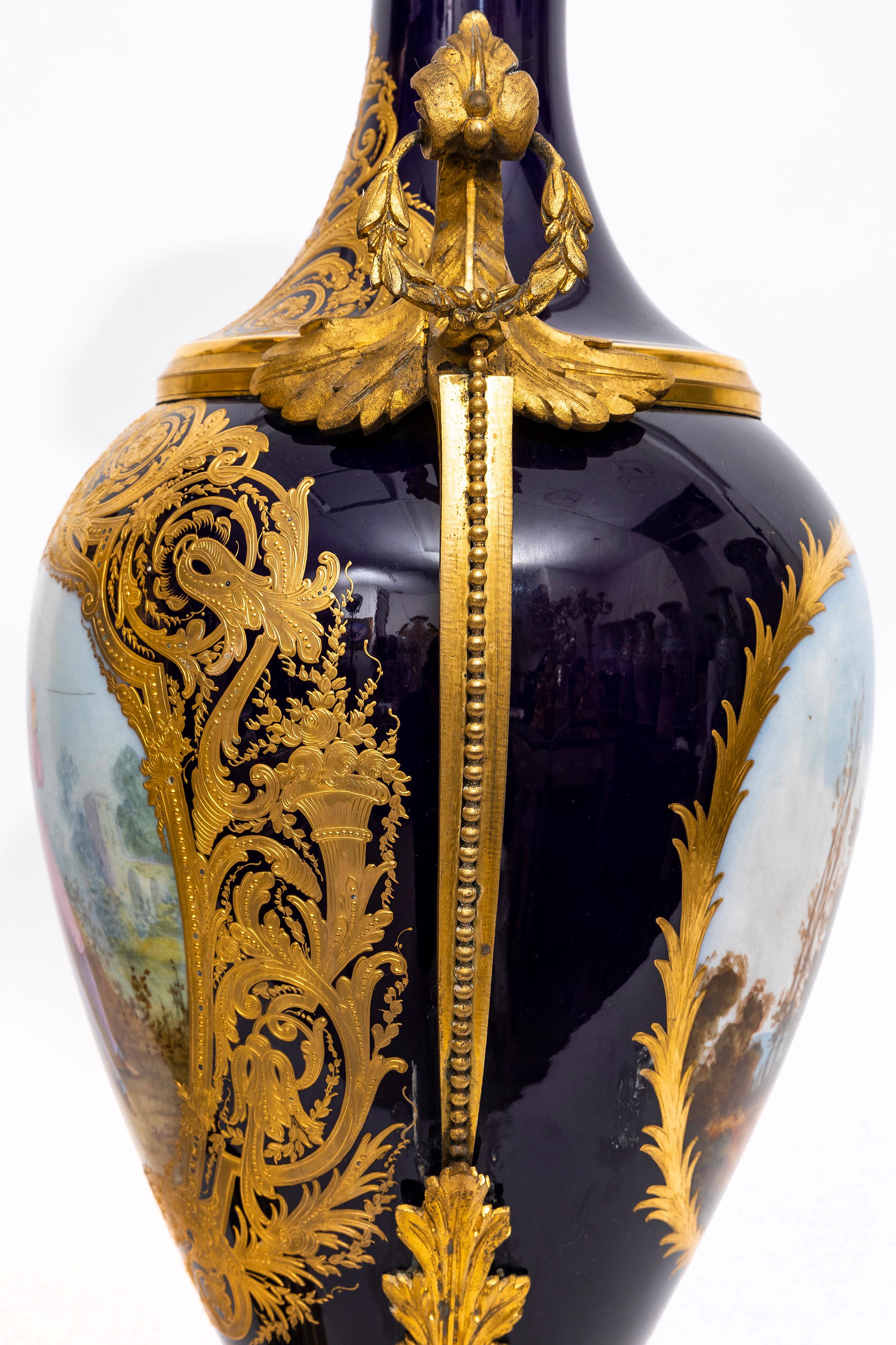 Paire de vases à fond en porcelaine de Sèvres bleu cobalt montés en bronze doré du XIXe siècle en vente 7