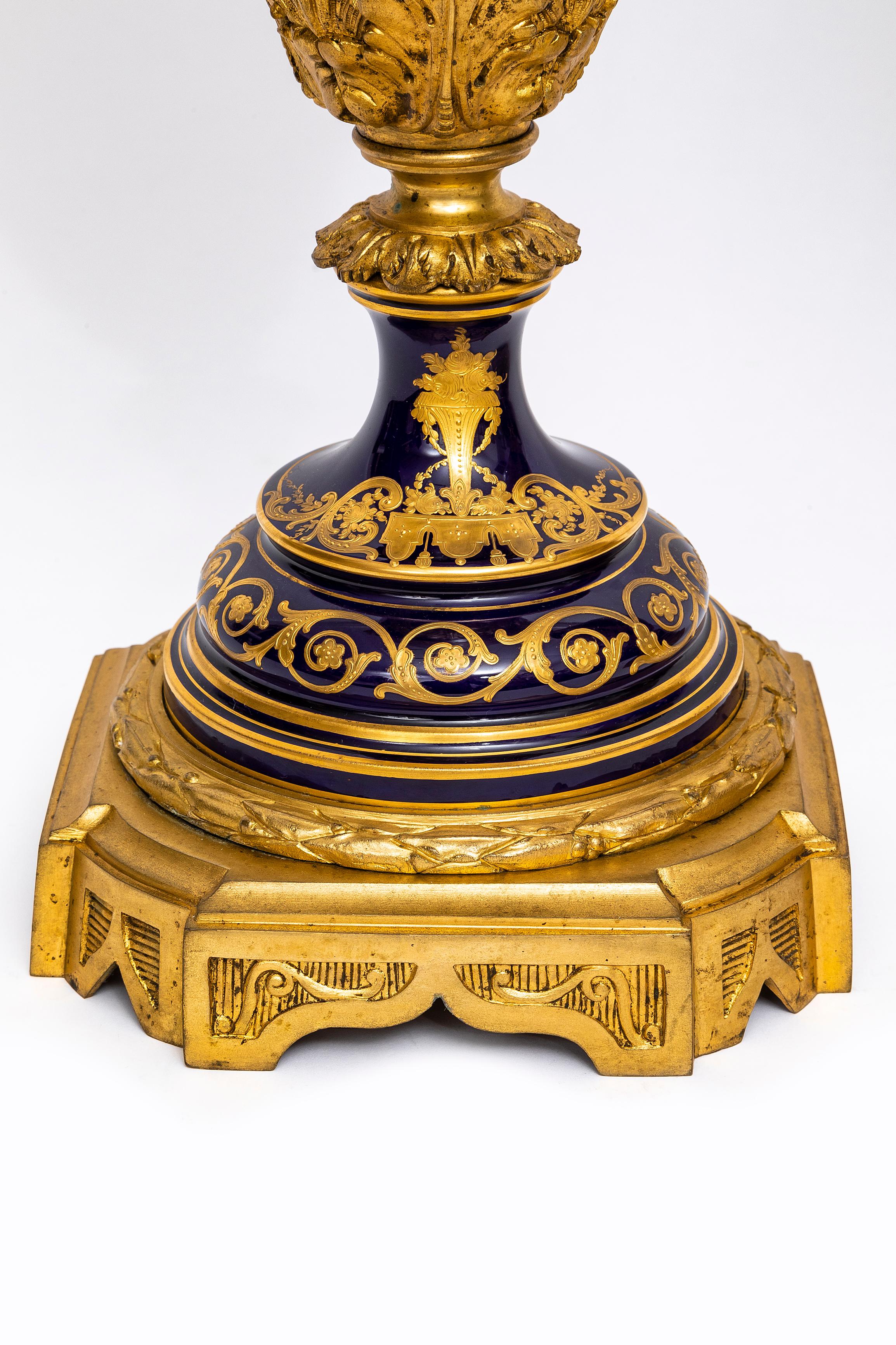Paire de vases à fond en porcelaine de Sèvres bleu cobalt montés en bronze doré du XIXe siècle en vente 8