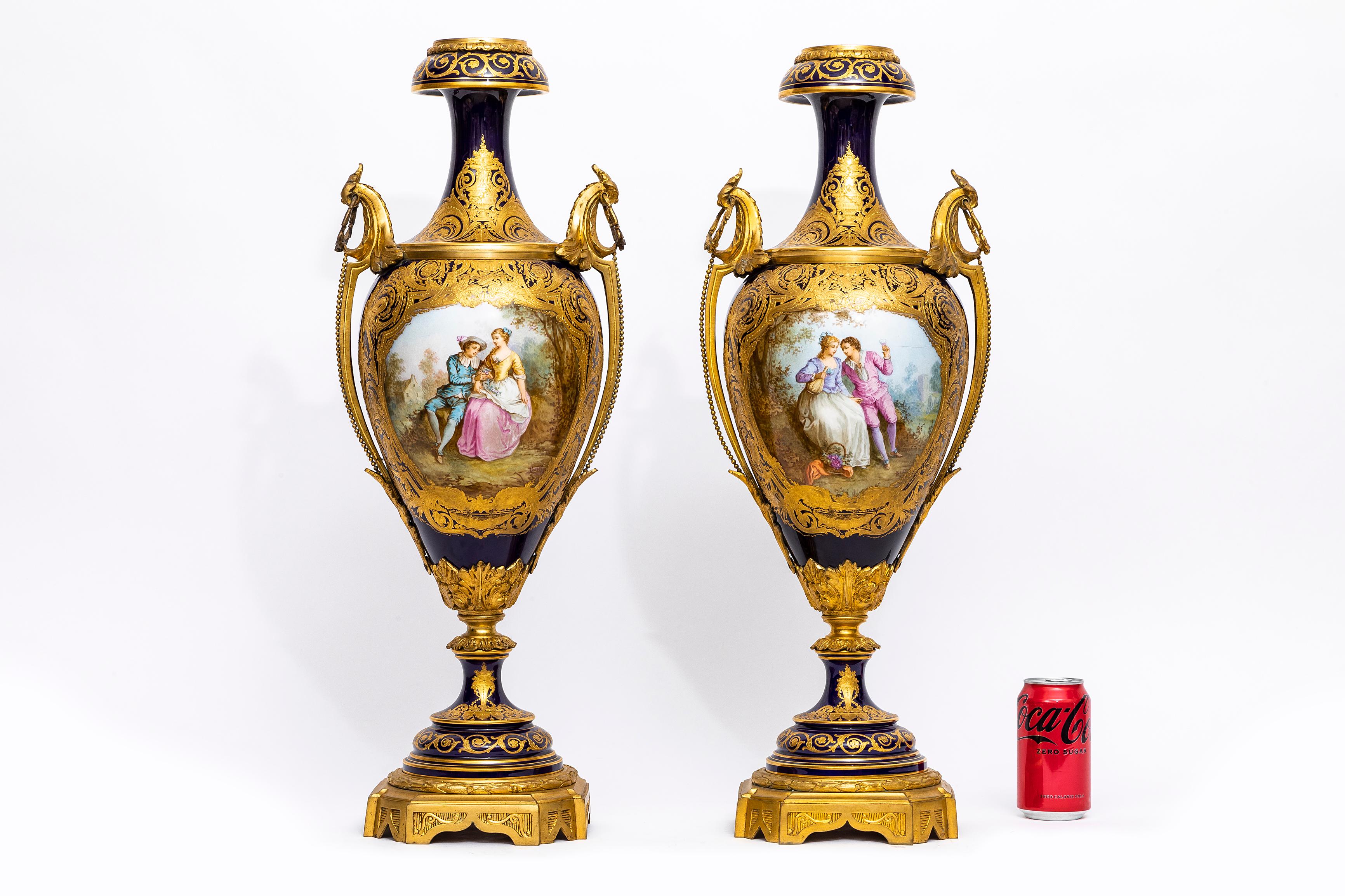 Incroyable paire de grands vases à fond en porcelaine de Sèvres bleu cobalt de style Louis XVI du XIXe siècle, montés sur bronze doré. Cette paire de vases illustre l'ornementation exquise et le savoir-faire détaillé de la porcelaine française.  Les