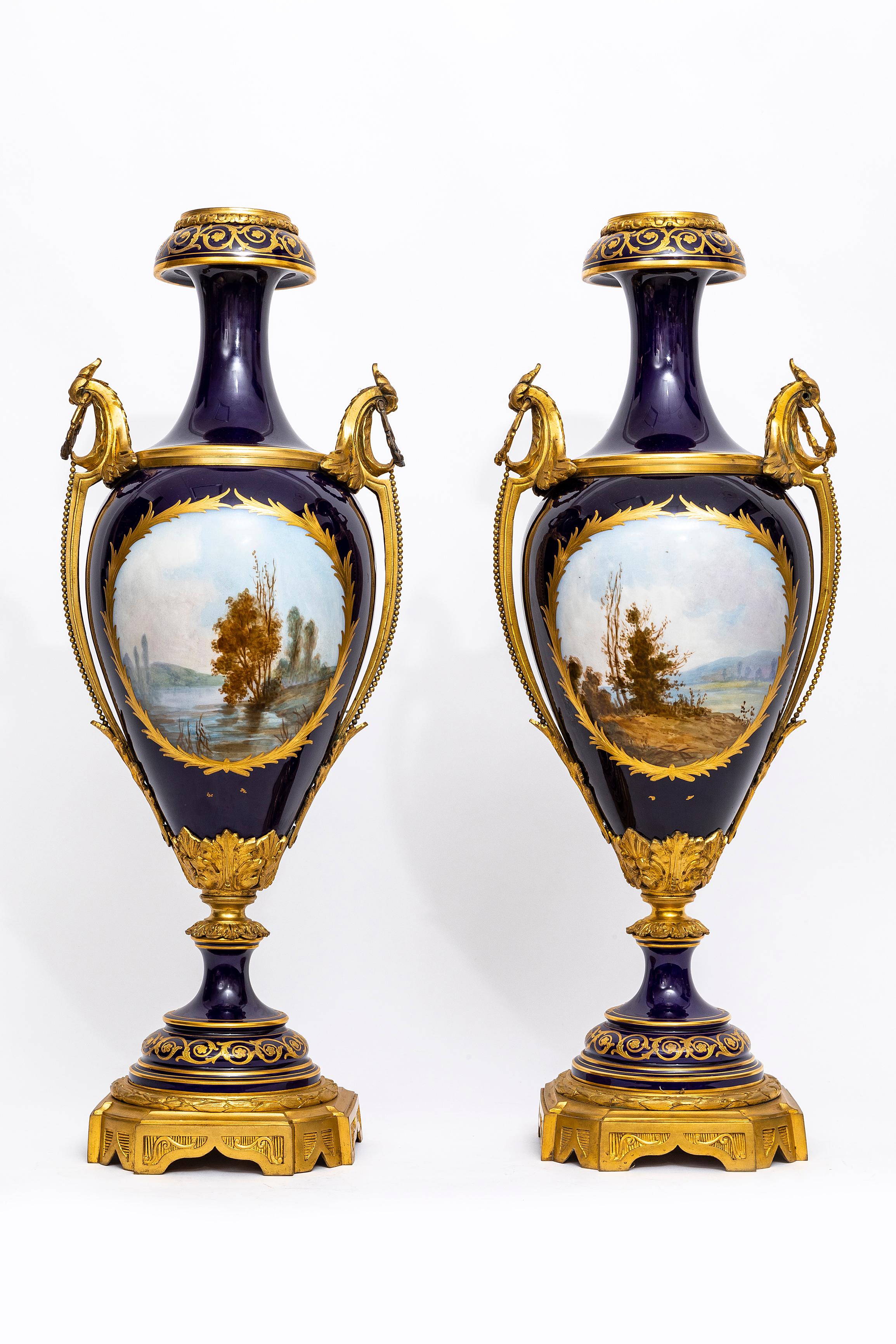 Louis XVI Paire de vases à fond en porcelaine de Sèvres bleu cobalt montés en bronze doré du XIXe siècle en vente