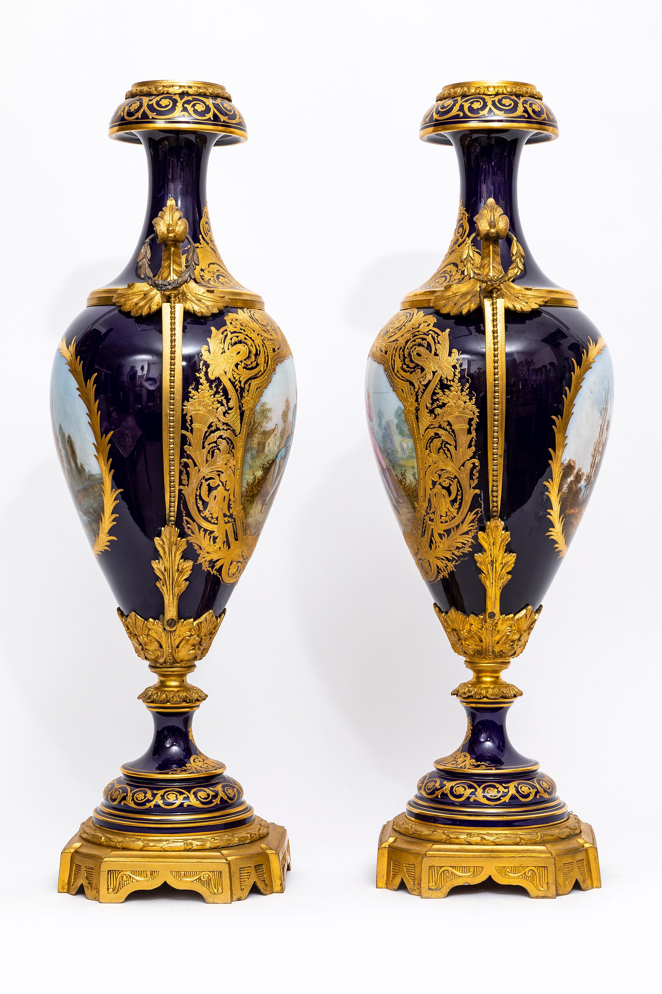 Français Paire de vases à fond en porcelaine de Sèvres bleu cobalt montés en bronze doré du XIXe siècle en vente