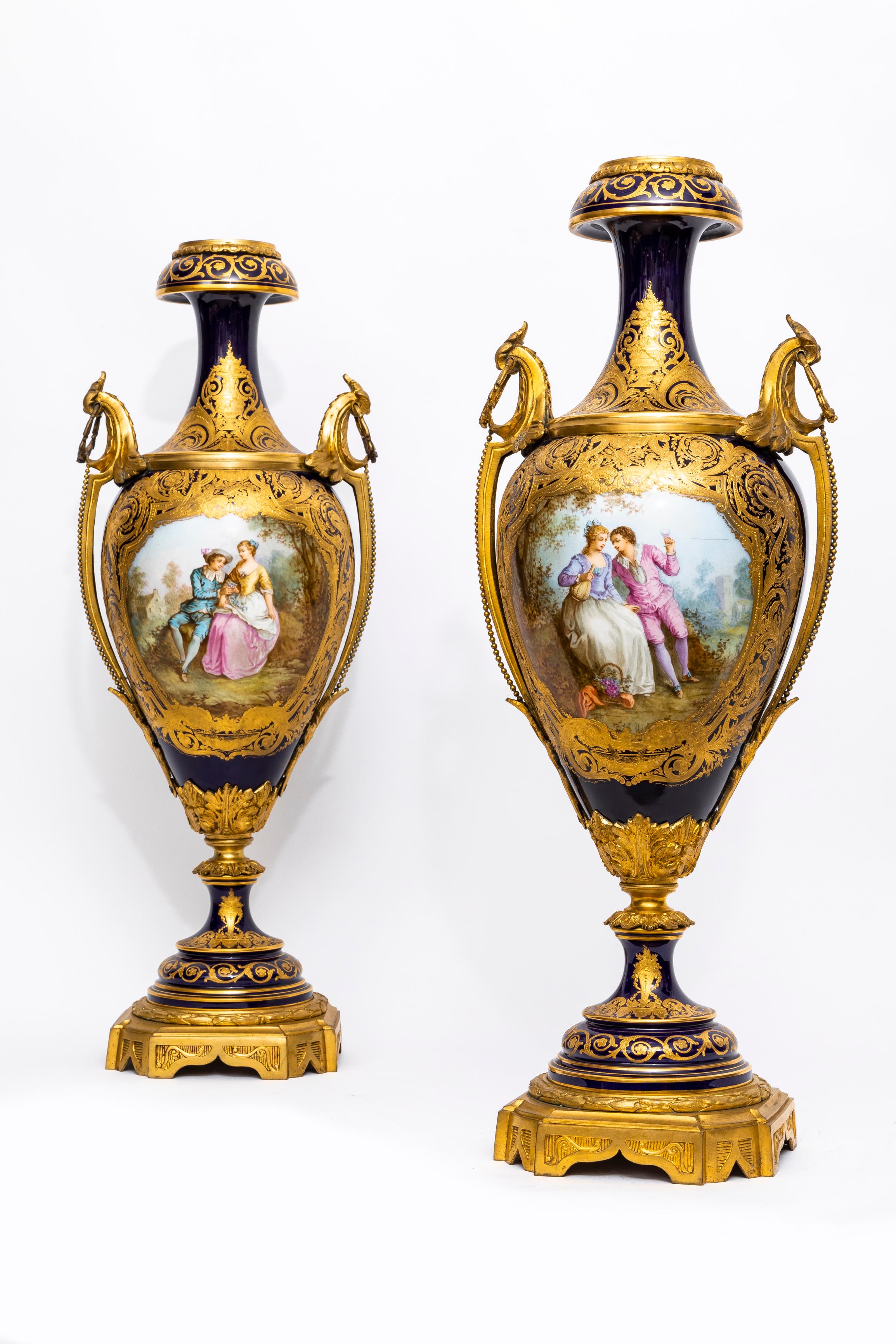 Doré Paire de vases à fond en porcelaine de Sèvres bleu cobalt montés en bronze doré du XIXe siècle en vente