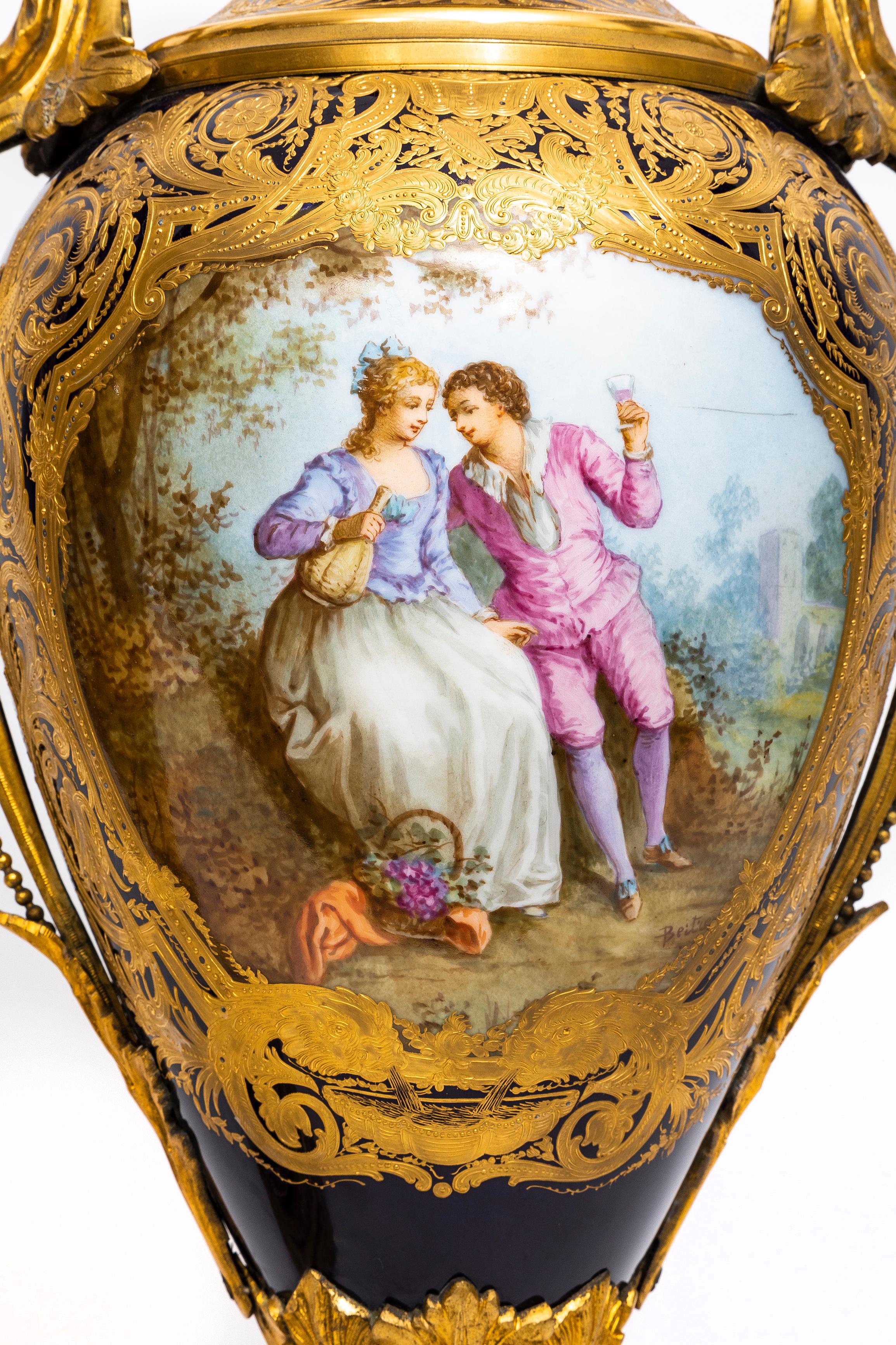 Paire de vases à fond en porcelaine de Sèvres bleu cobalt montés en bronze doré du XIXe siècle Bon état - En vente à New York, NY