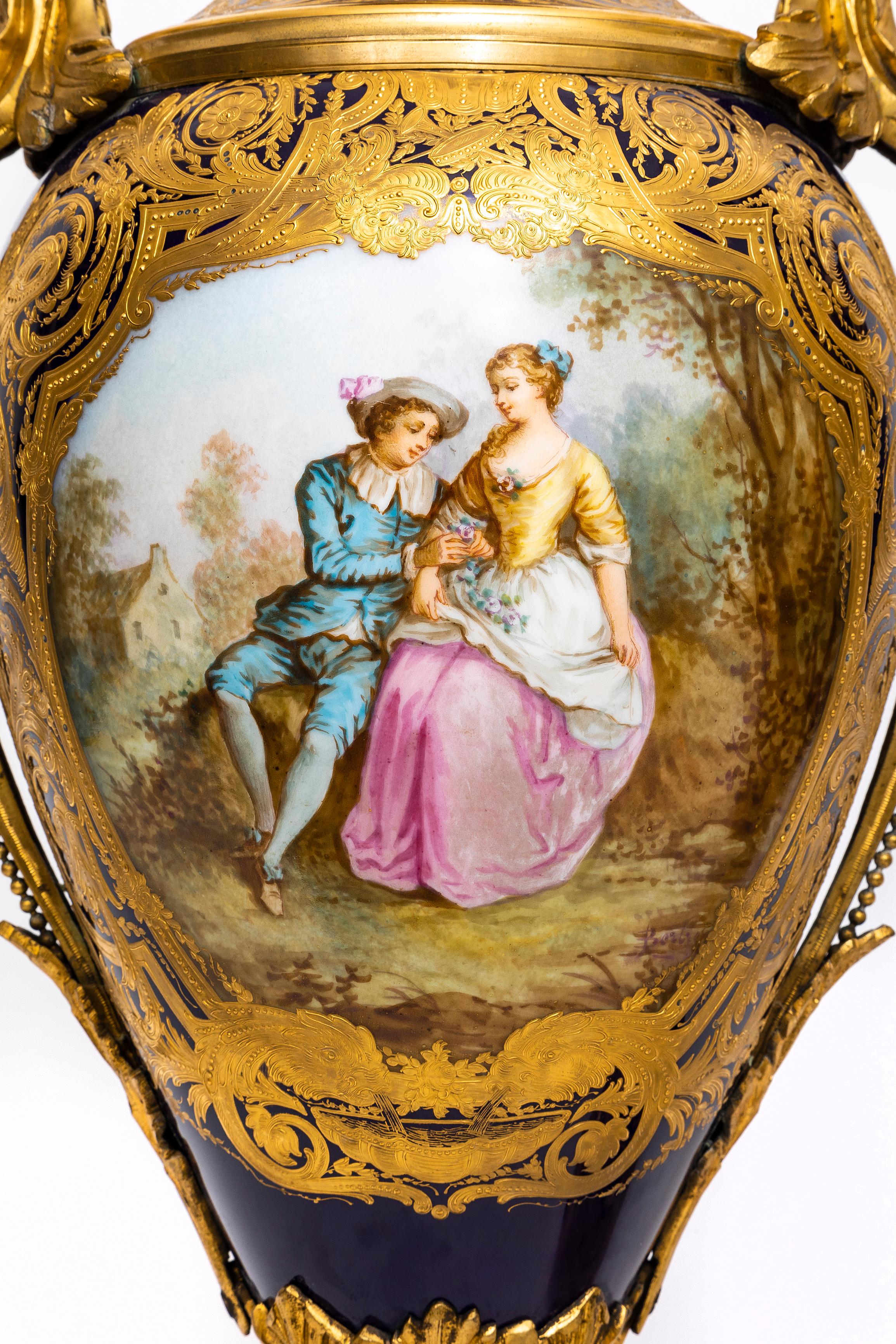 Bronze Paire de vases à fond en porcelaine de Sèvres bleu cobalt montés en bronze doré du XIXe siècle en vente