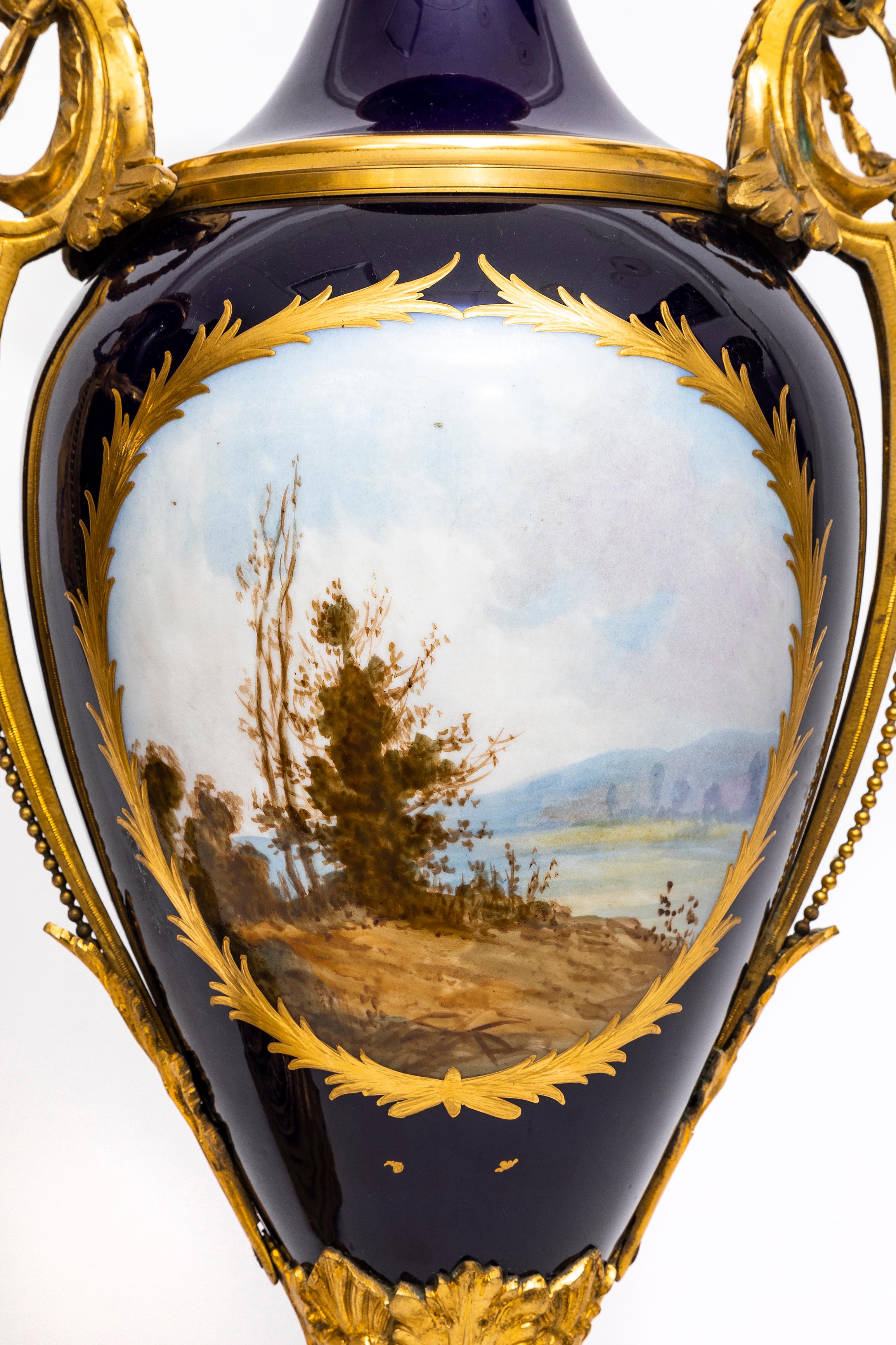 Paire de vases à fond en porcelaine de Sèvres bleu cobalt montés en bronze doré du XIXe siècle en vente 1