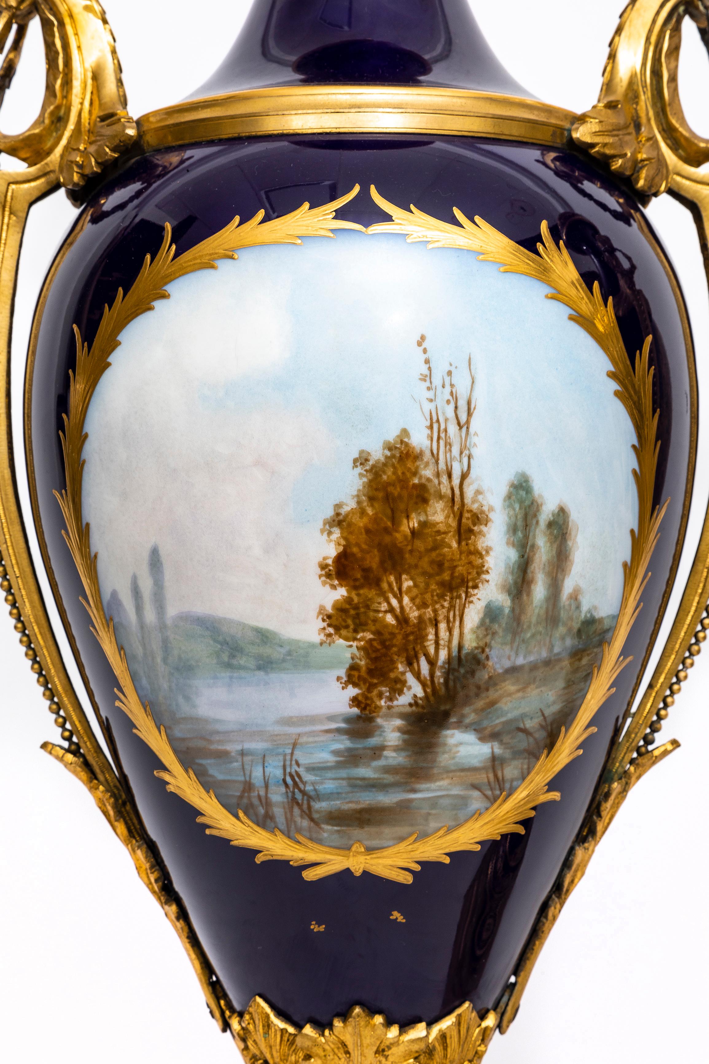 Paire de vases à fond en porcelaine de Sèvres bleu cobalt montés en bronze doré du XIXe siècle en vente 2