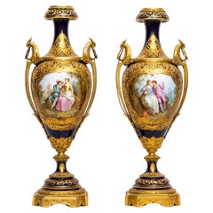 Paire de vases à fond en porcelaine de Sèvres bleu cobalt montés en bronze doré du XIXe siècle