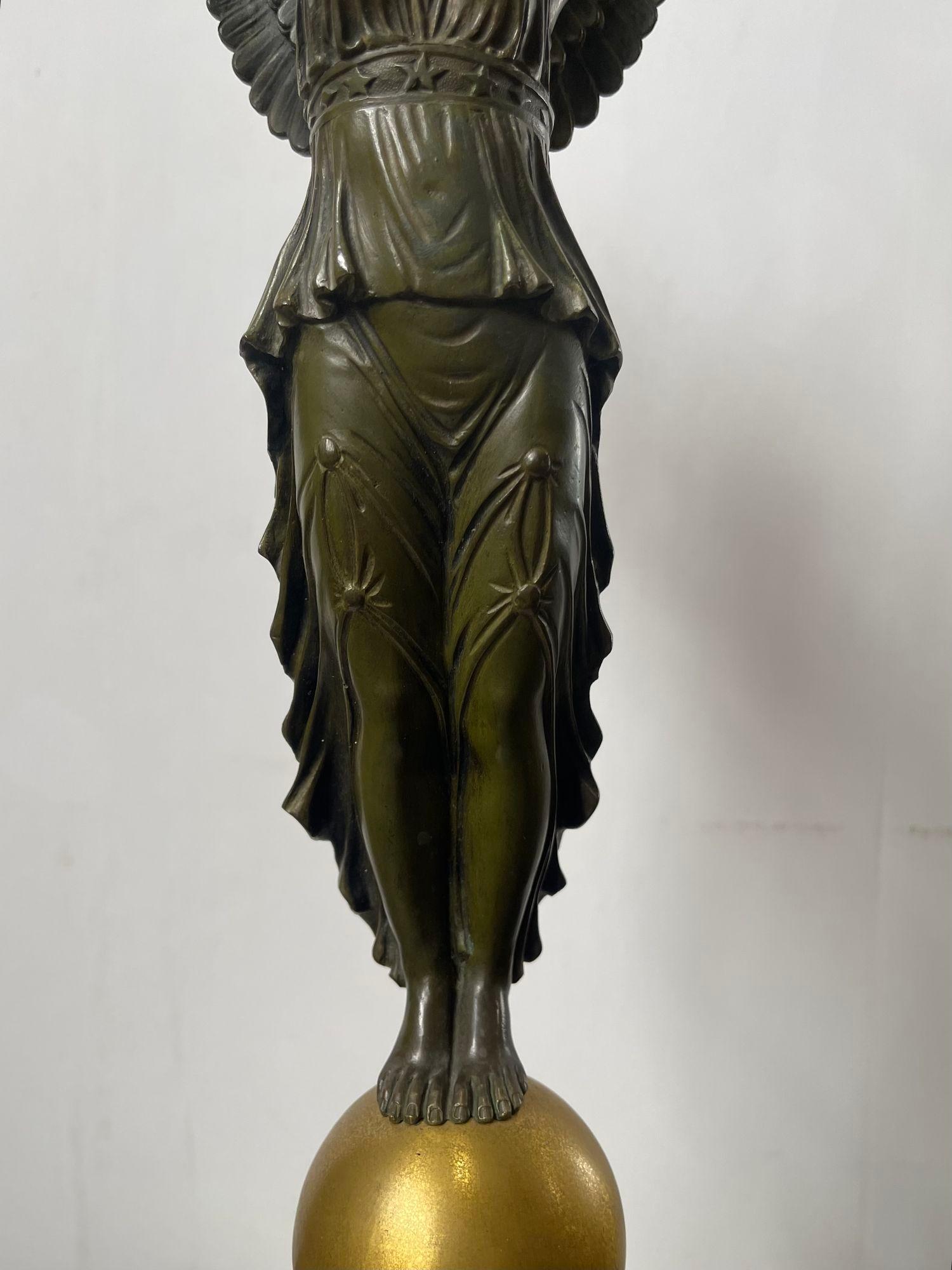 XIX secolo Coppia di candelabri francesi impero in bronzo dorato A.I.C. con figure di fanciulle alate in vendita