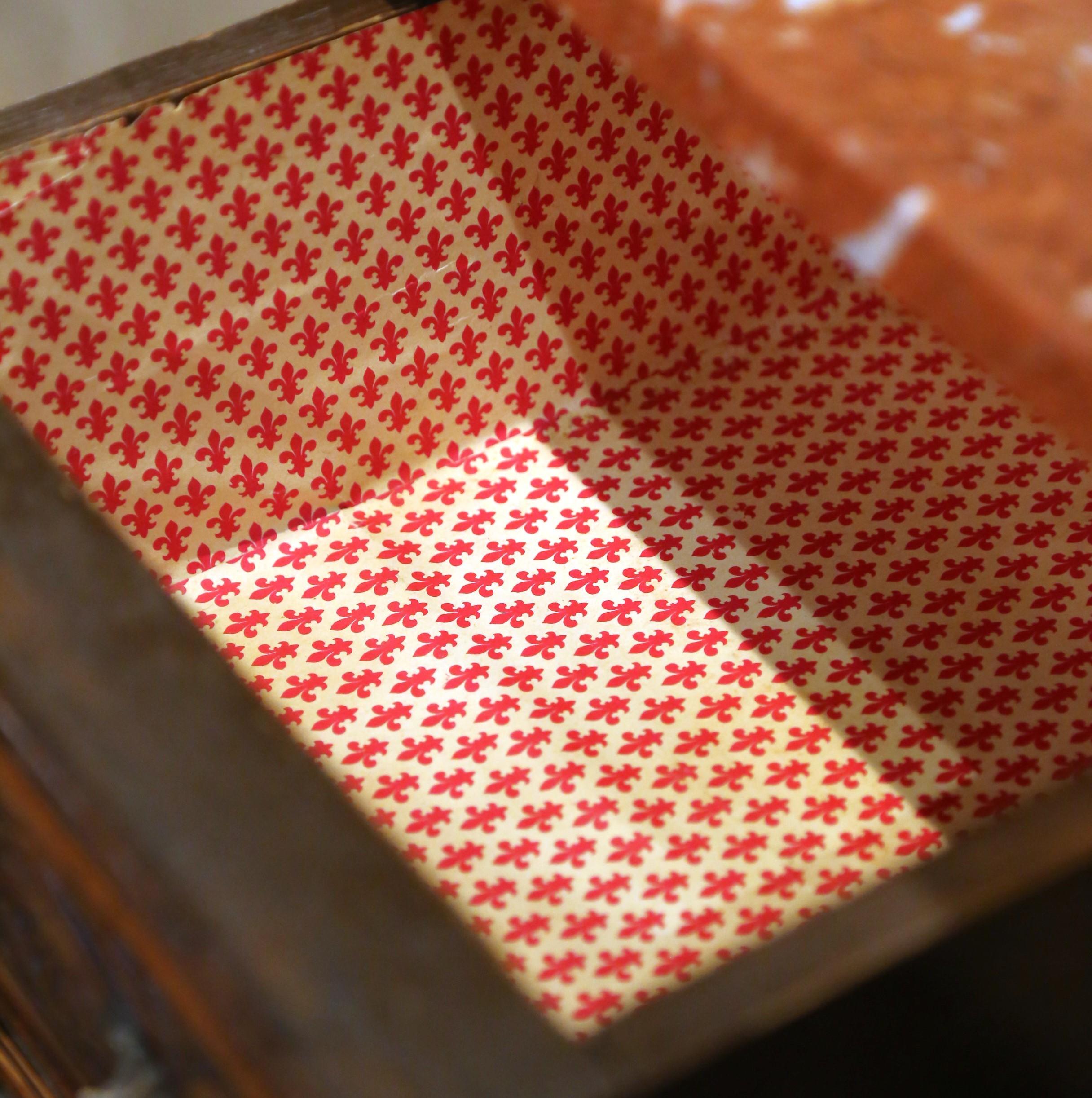 Paire de tables de chevet en acajou Louis XIII français du C.C. avec dessus en marbre rouge en vente 4