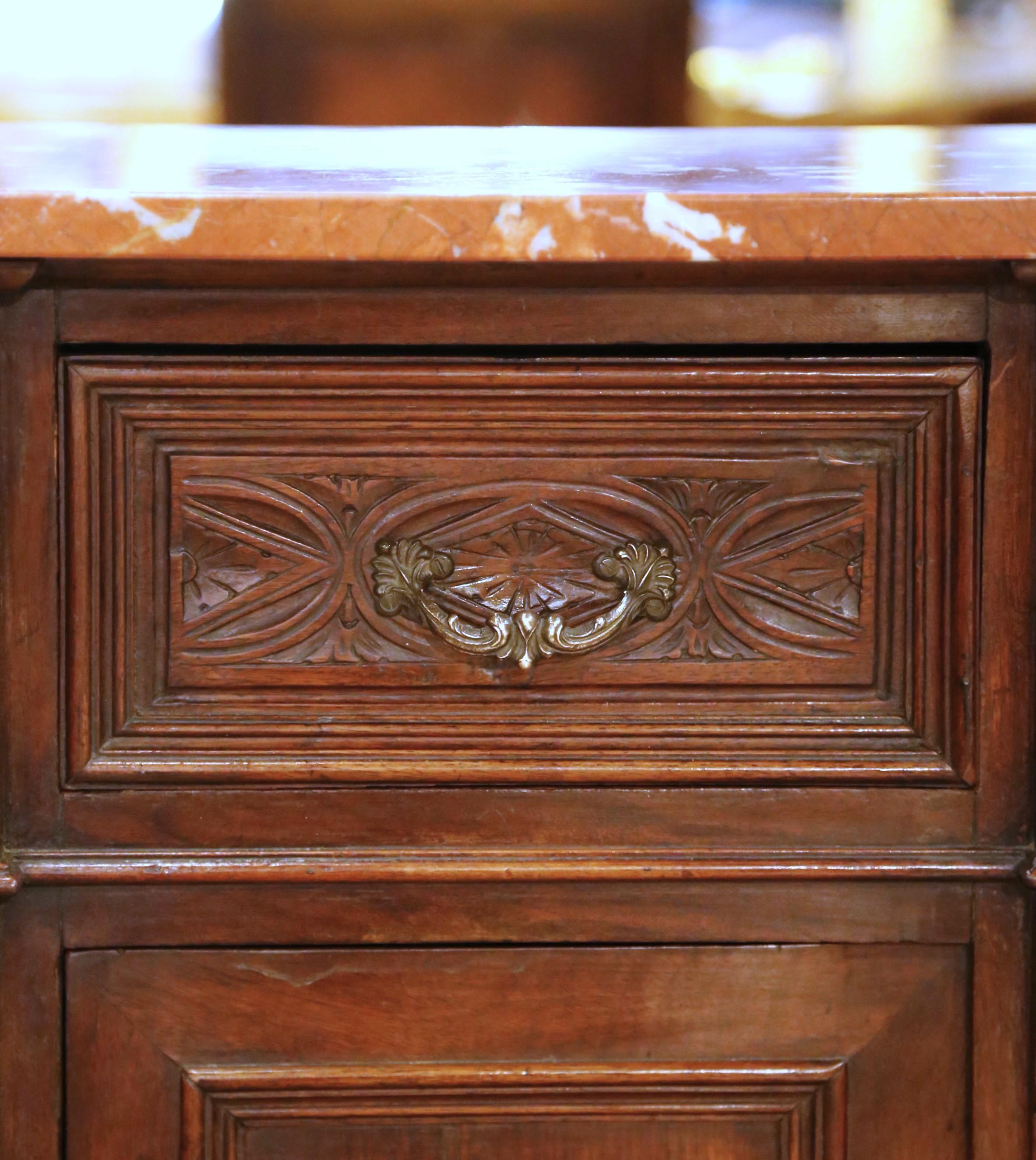 Paire de tables de chevet en acajou Louis XIII français du C.C. avec dessus en marbre rouge en vente 6