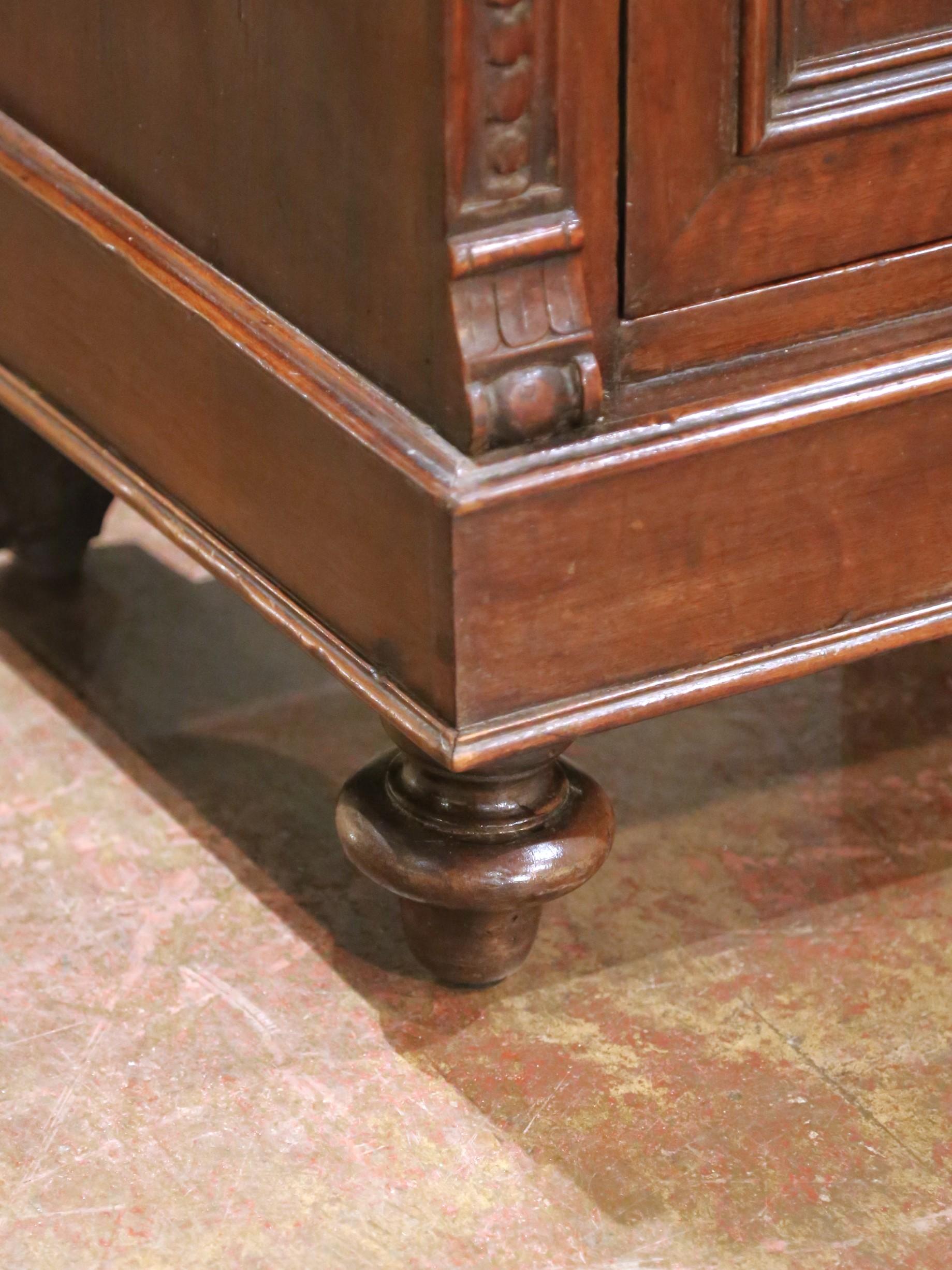 Paire de tables de chevet en acajou Louis XIII français du C.C. avec dessus en marbre rouge en vente 8