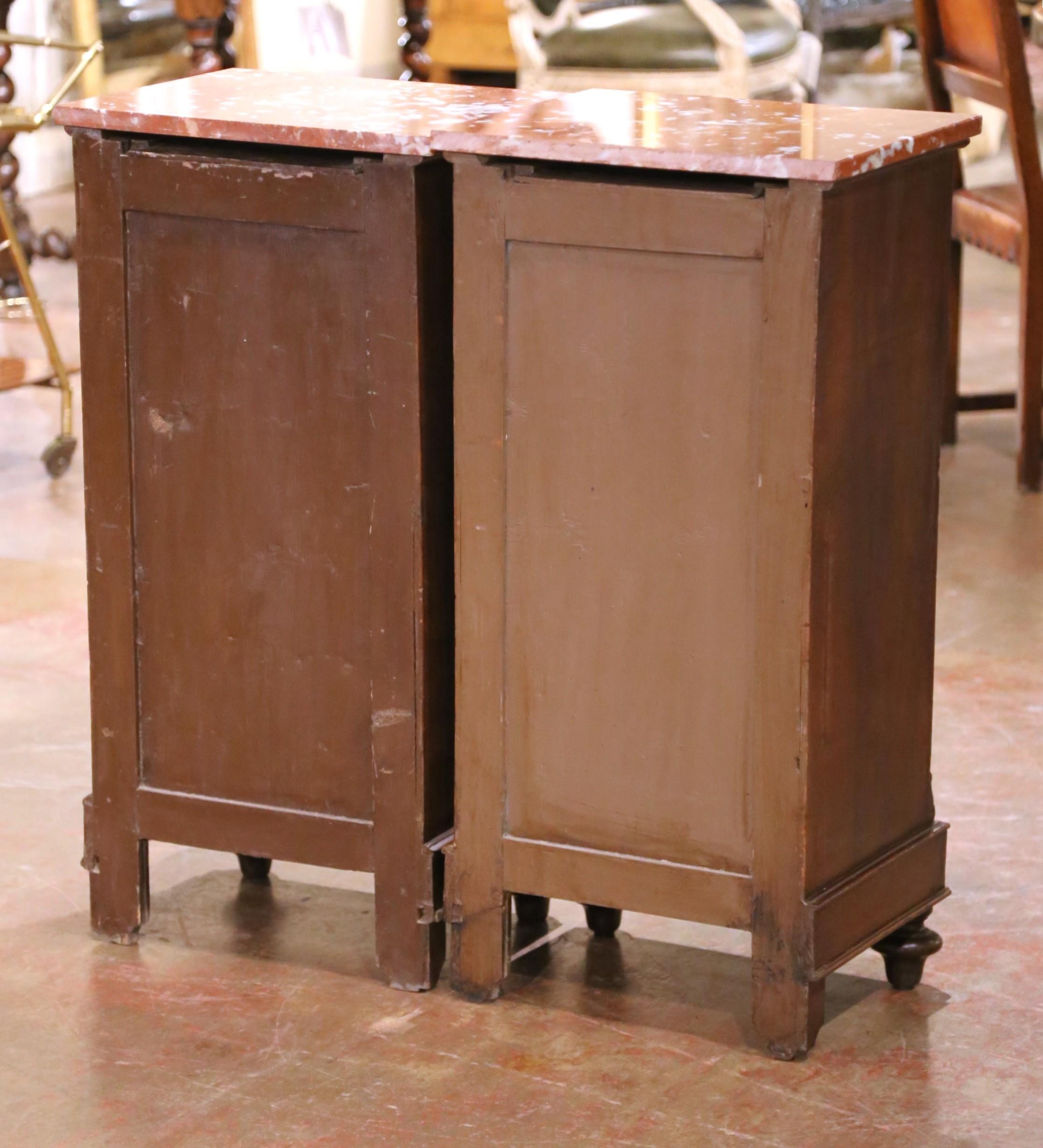 Paire de tables de chevet en acajou Louis XIII français du C.C. avec dessus en marbre rouge en vente 9