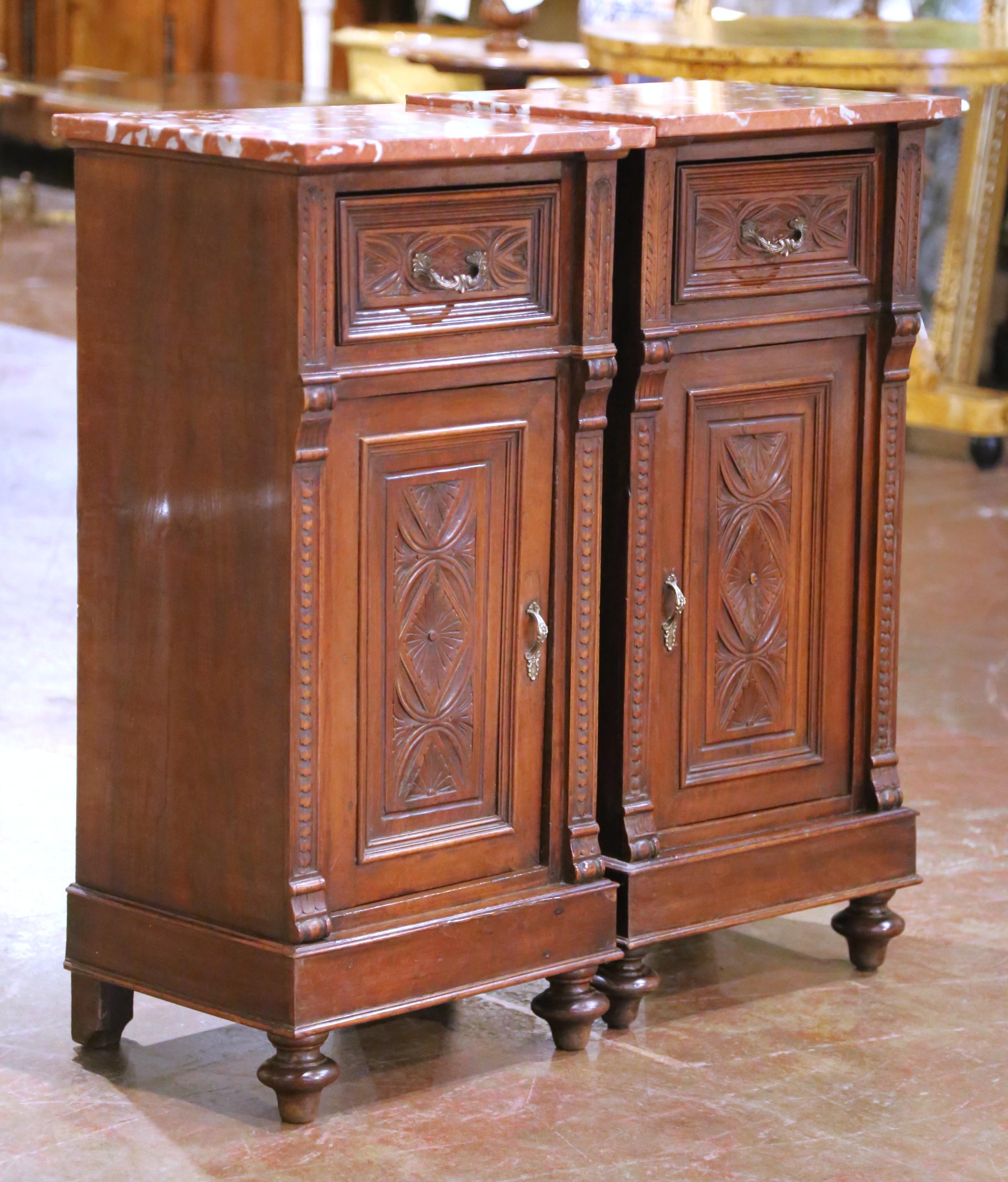 Décorez une chambre à coucher avec cette élégante paire de tables de nuit françaises anciennes, fabriquées vers 1870 dans le style Louis XIII. Chaque meuble est doté d'un plateau rectangulaire en marbre rouge à bord mouluré, surmontant un tiroir en
