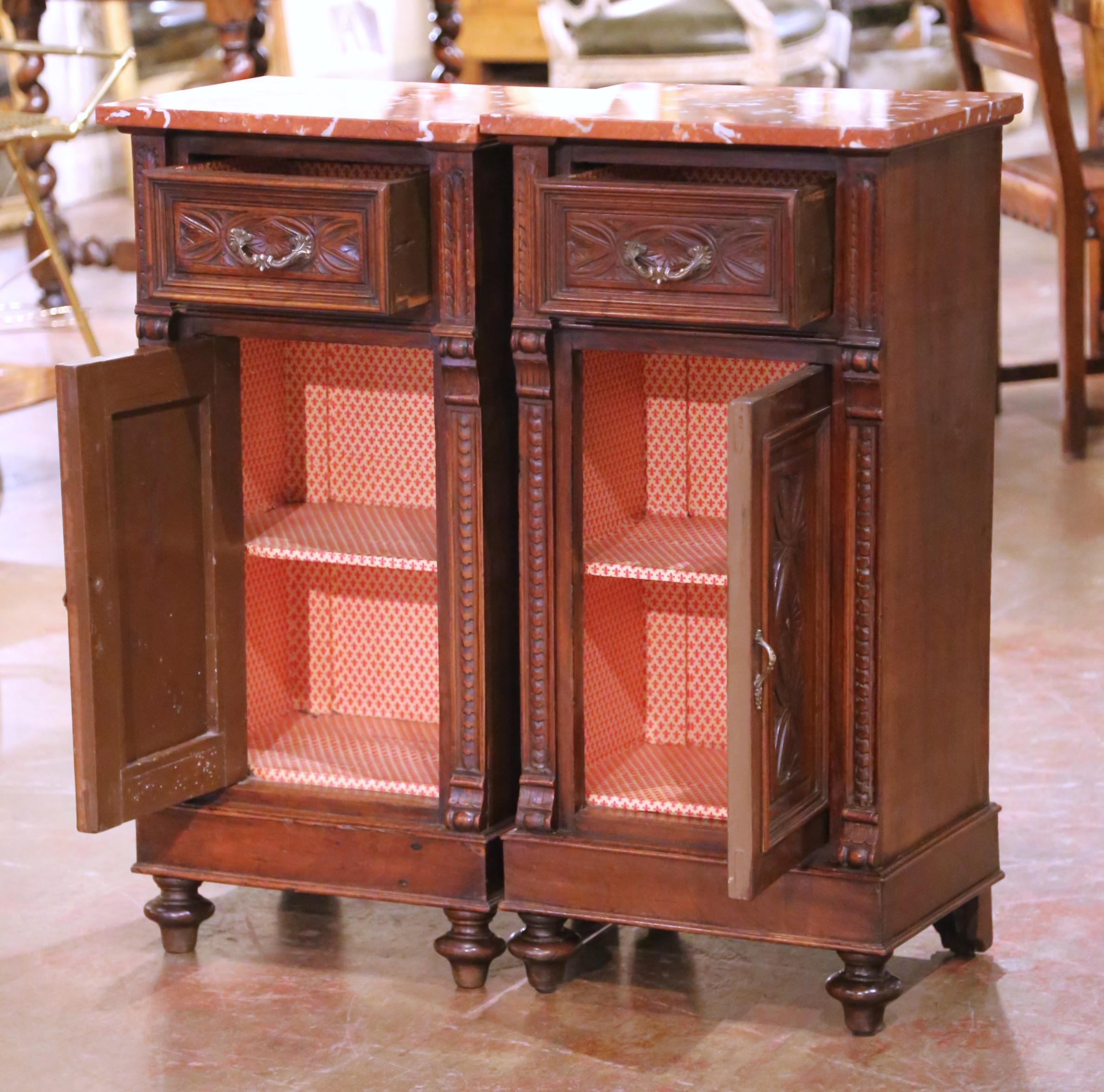 Sculpté à la main Paire de tables de chevet en acajou Louis XIII français du C.C. avec dessus en marbre rouge en vente