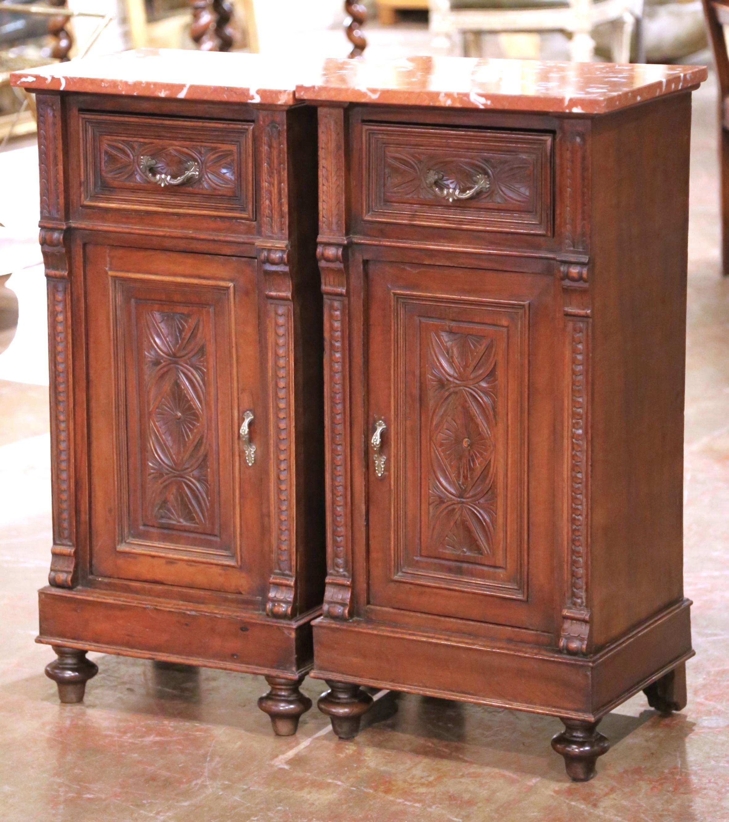 Paire de tables de chevet en acajou Louis XIII français du C.C. avec dessus en marbre rouge Excellent état - En vente à Dallas, TX