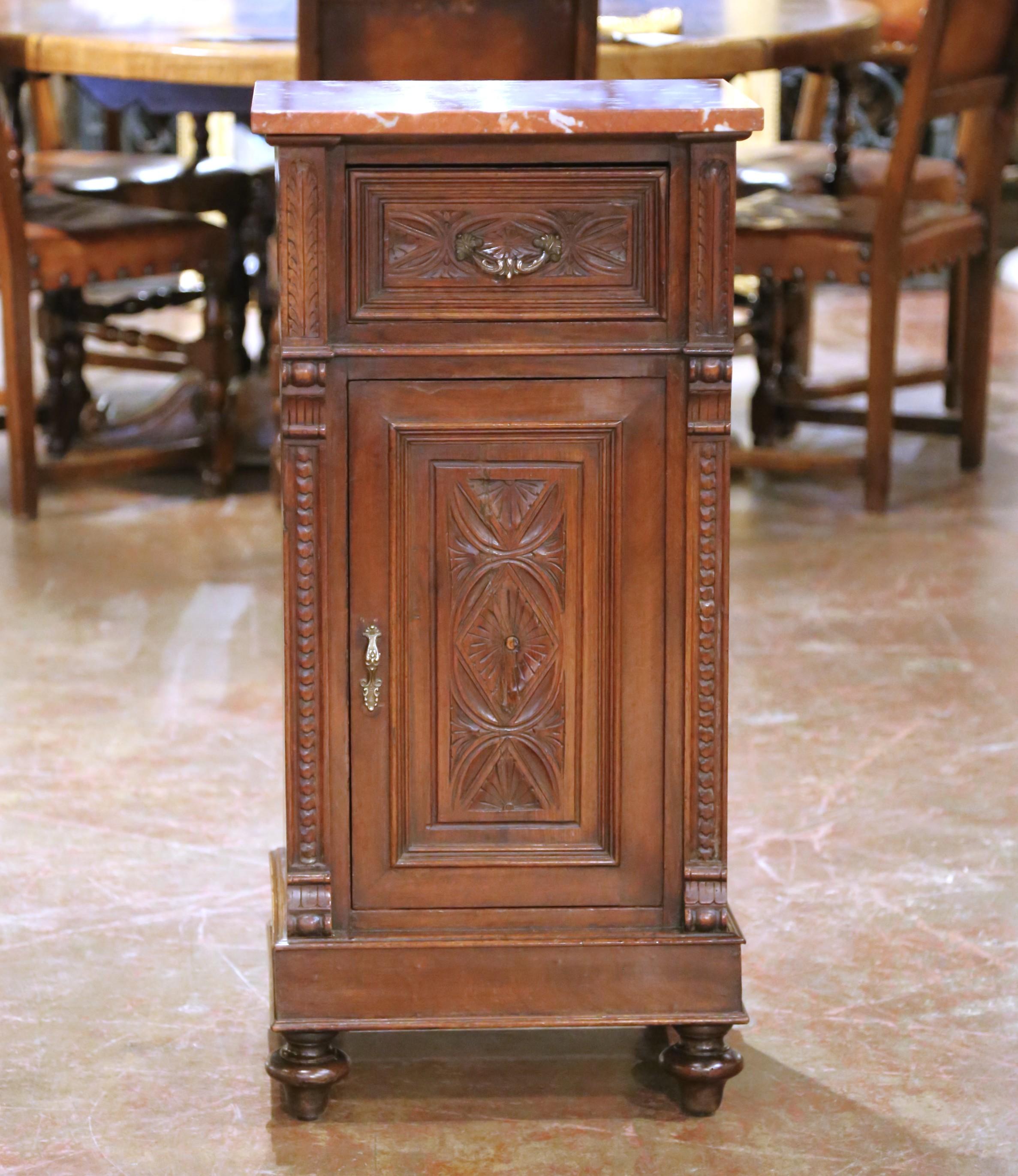 XIXe siècle Paire de tables de chevet en acajou Louis XIII français du C.C. avec dessus en marbre rouge en vente