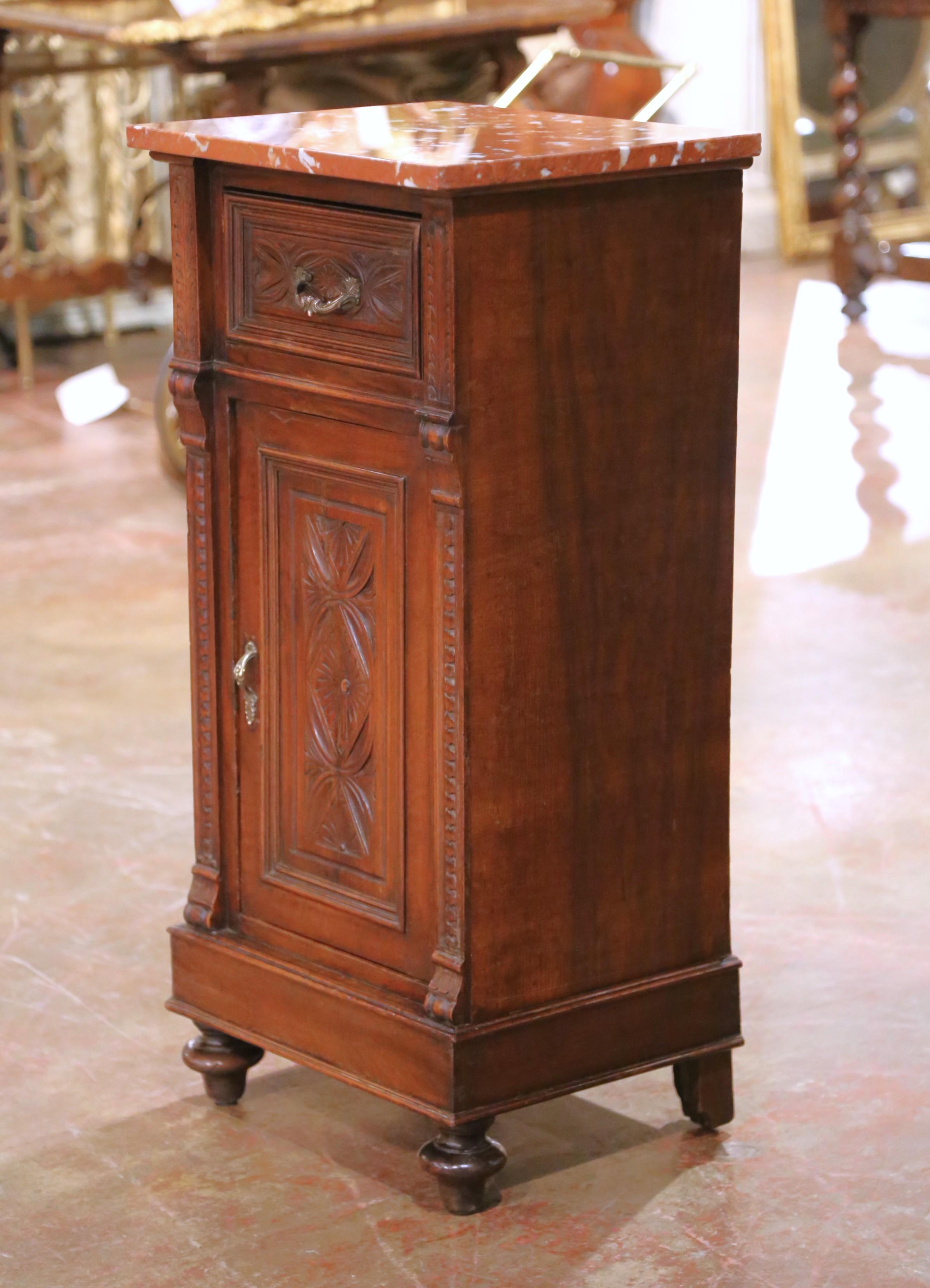 Marbre Paire de tables de chevet en acajou Louis XIII français du C.C. avec dessus en marbre rouge en vente