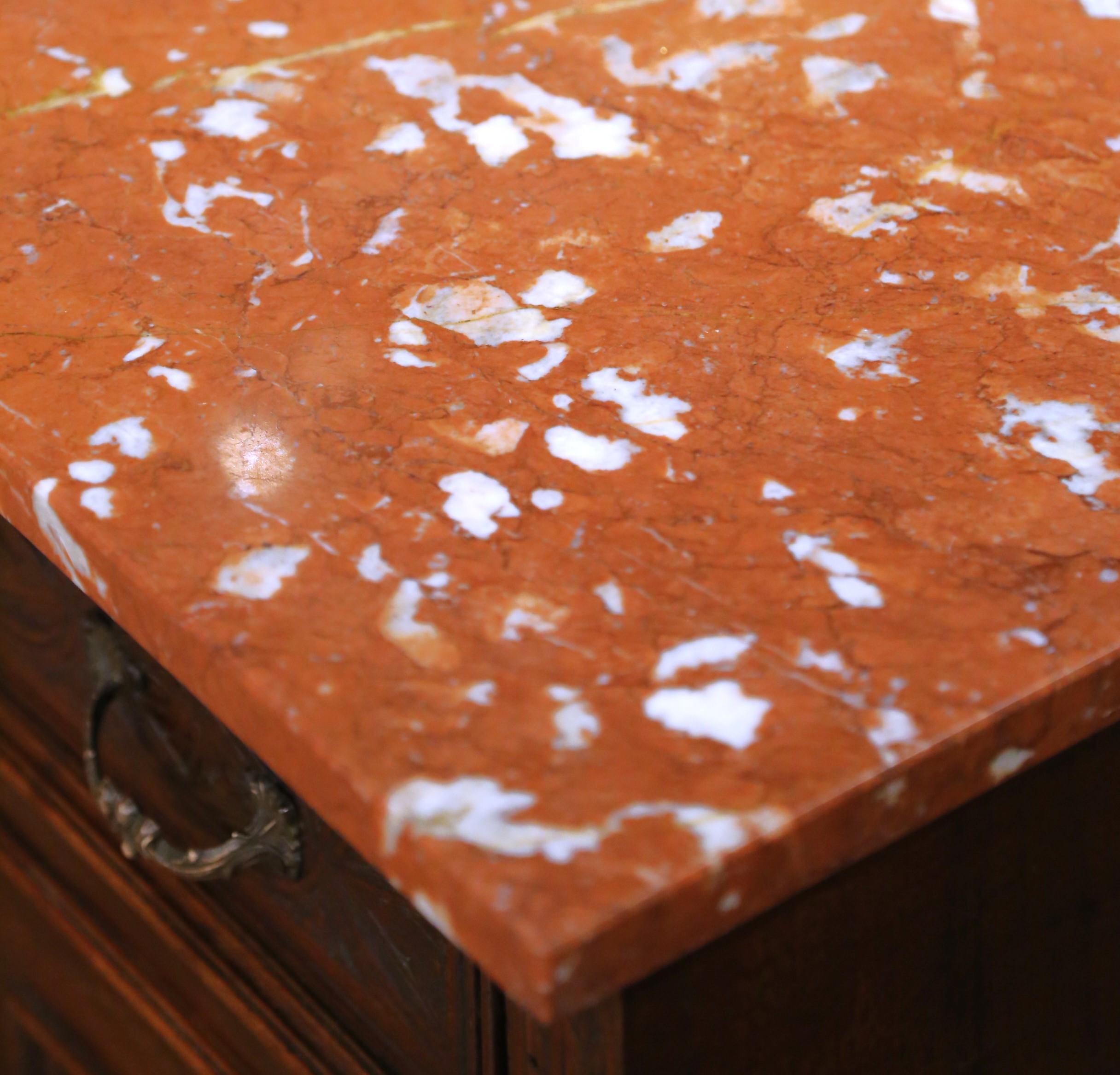 Paire de tables de chevet en acajou Louis XIII français du C.C. avec dessus en marbre rouge en vente 2