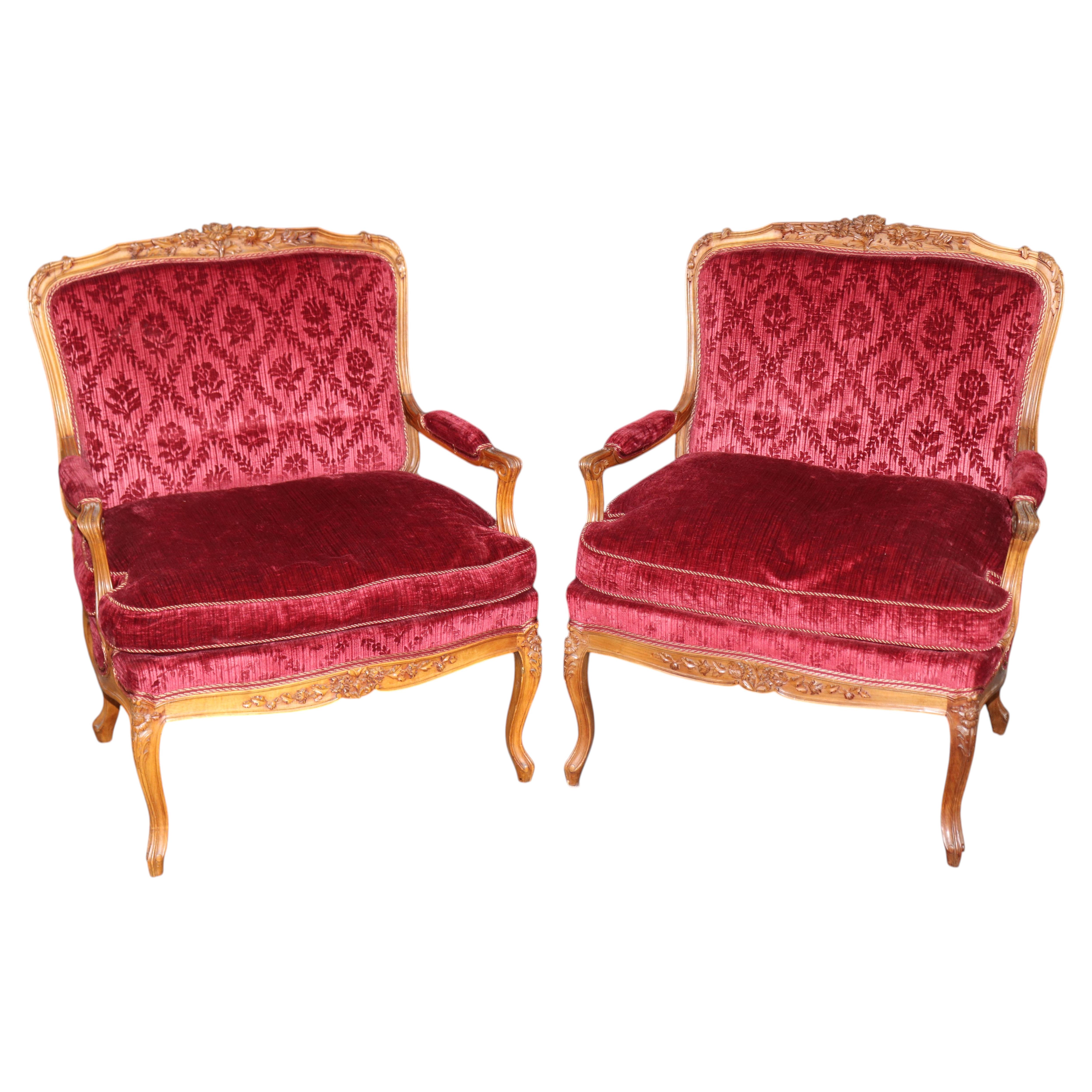 Paire de fauteuils de style Louis XV français du 19ème siècle, sculptés de manière très élaborée.