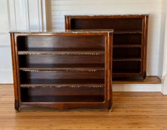 Paire de bibliothèques françaises du 19ème siècle de style Louis XV à dessus en marbre