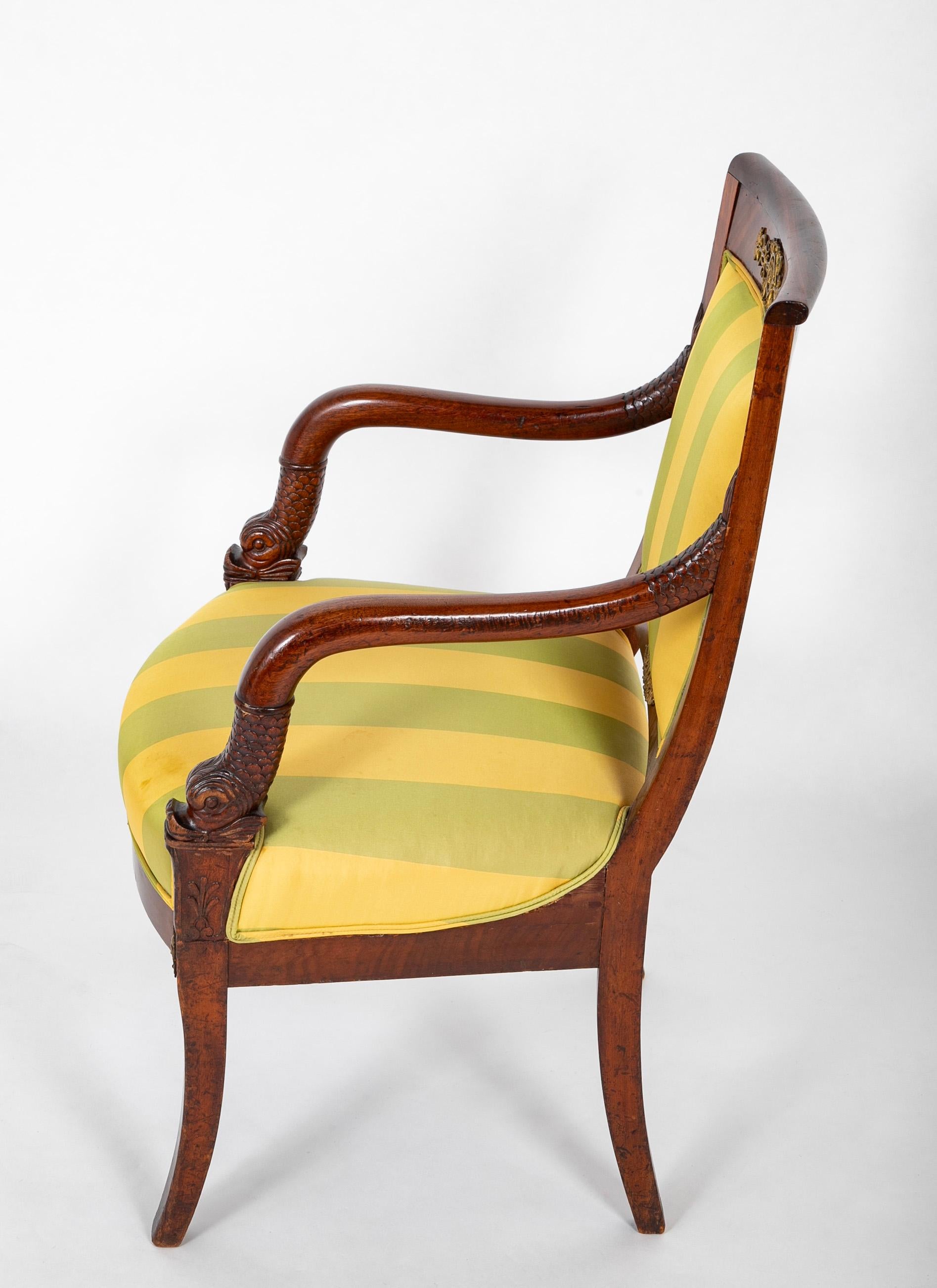 Paire de fauteuils Empire du 19ème siècle en acajou français tapissés avec montures en bronze en vente 2