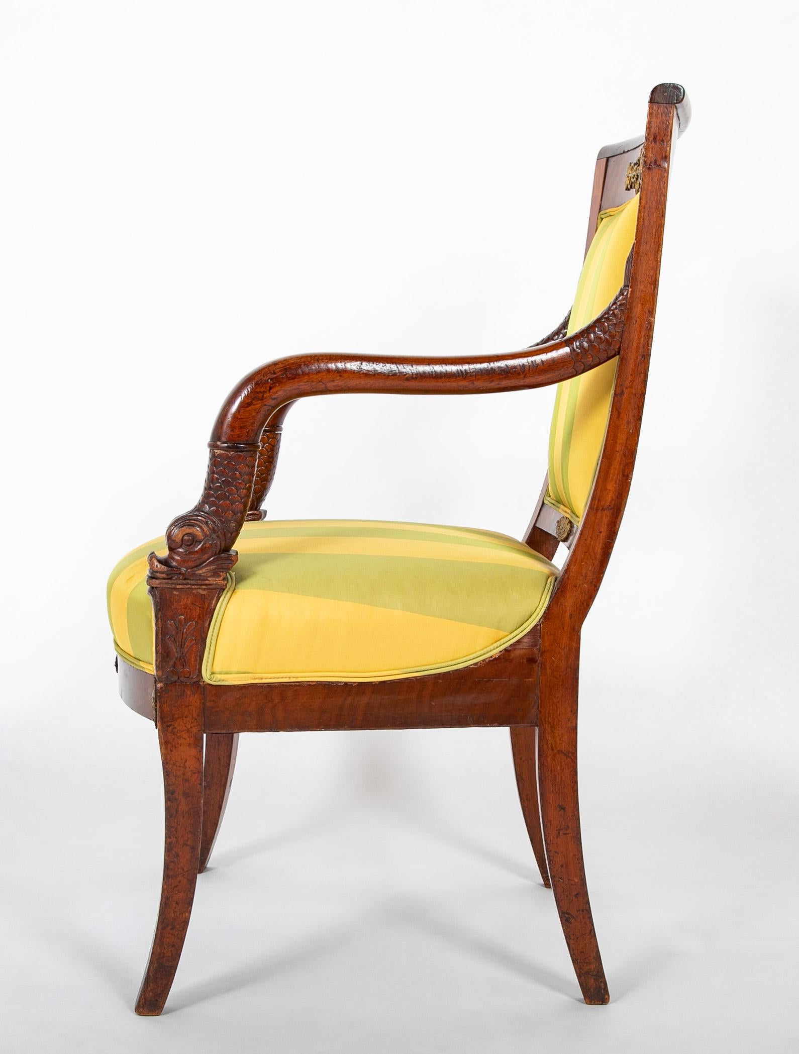 Paire de fauteuils Empire du 19ème siècle en acajou français tapissés avec montures en bronze en vente 3