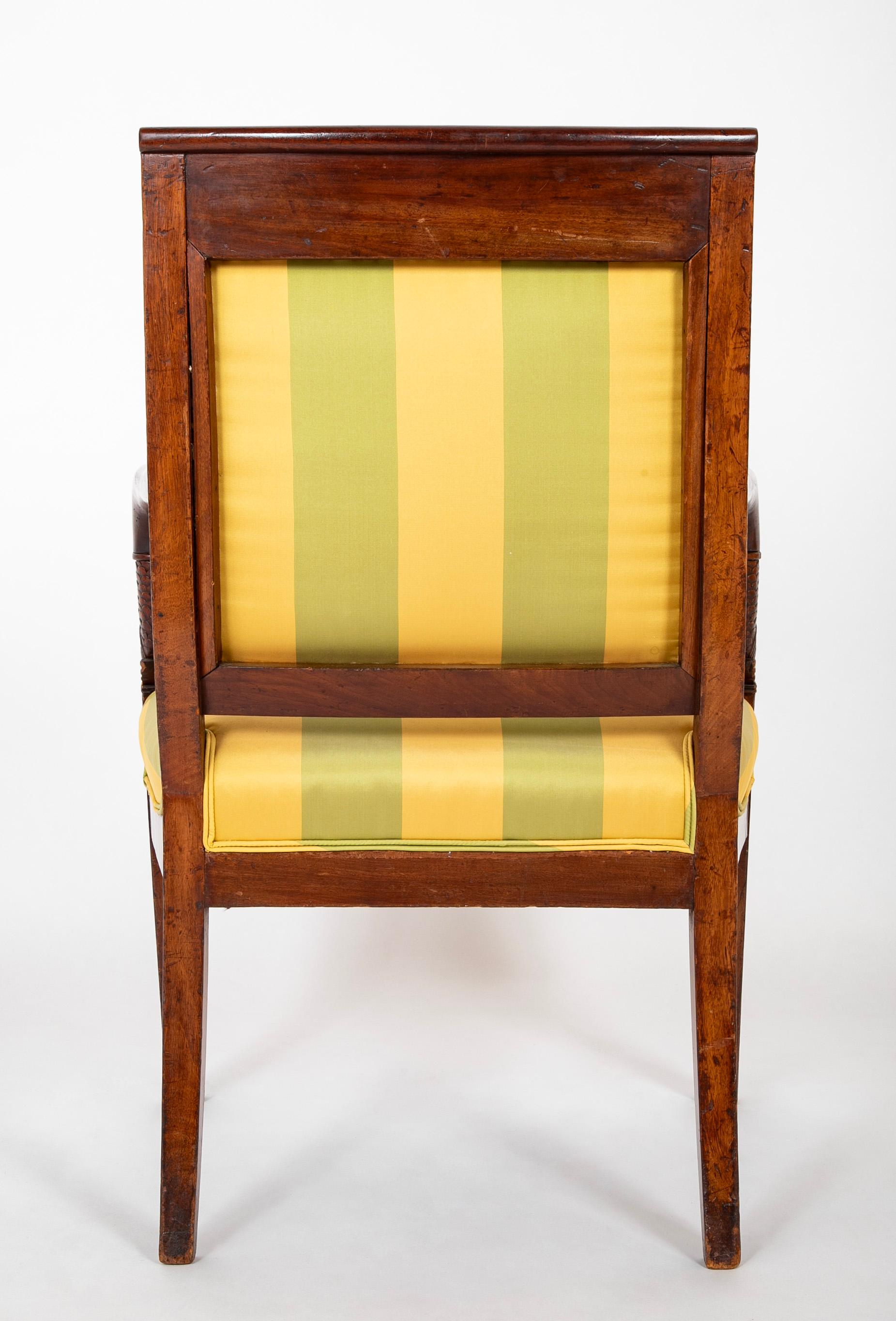Paire de fauteuils Empire du 19ème siècle en acajou français tapissés avec montures en bronze en vente 5