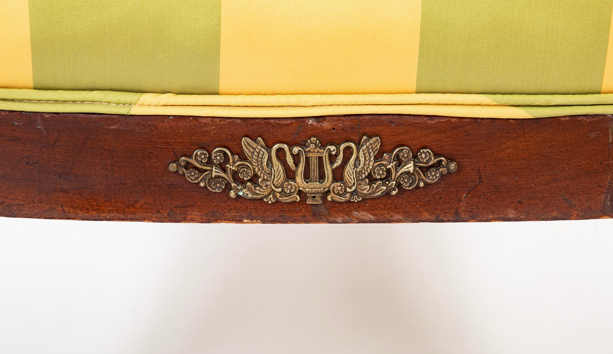 Paar französische Empire-Sessel aus Mahagoni des 19. Jahrhunderts, gepolstert, mit Bronzebeschlägen im Zustand „Gut“ im Angebot in Stamford, CT