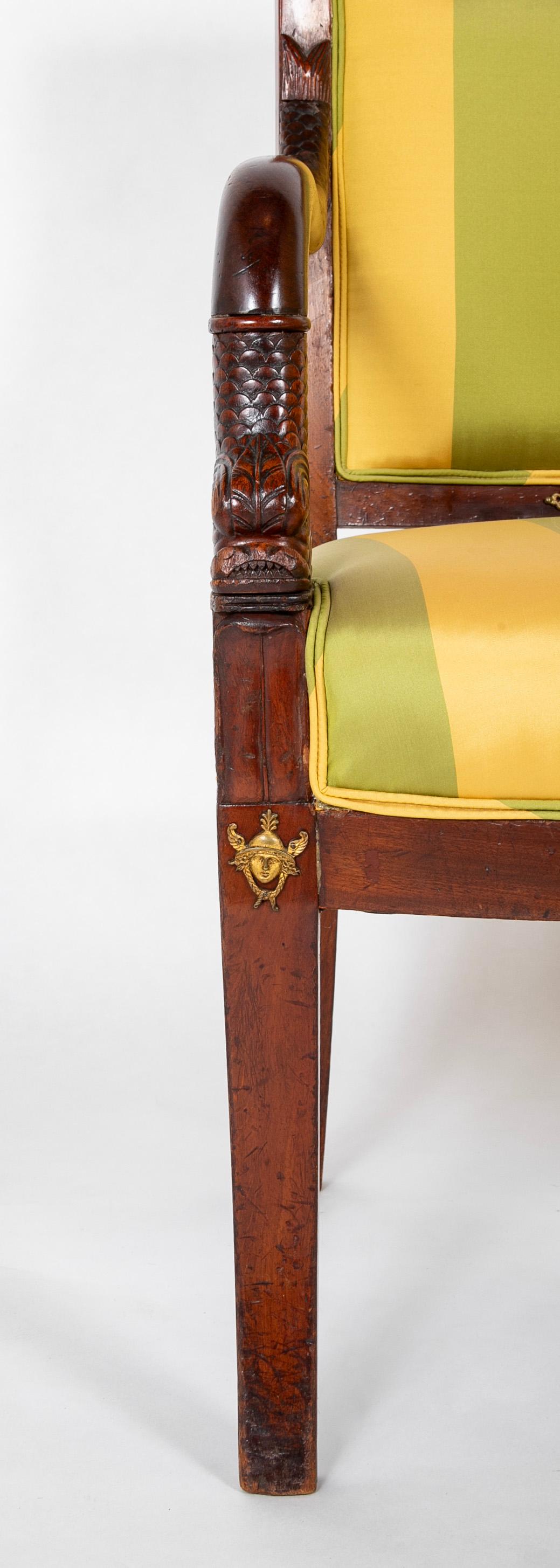 20ième siècle Paire de fauteuils Empire du 19ème siècle en acajou français tapissés avec montures en bronze en vente