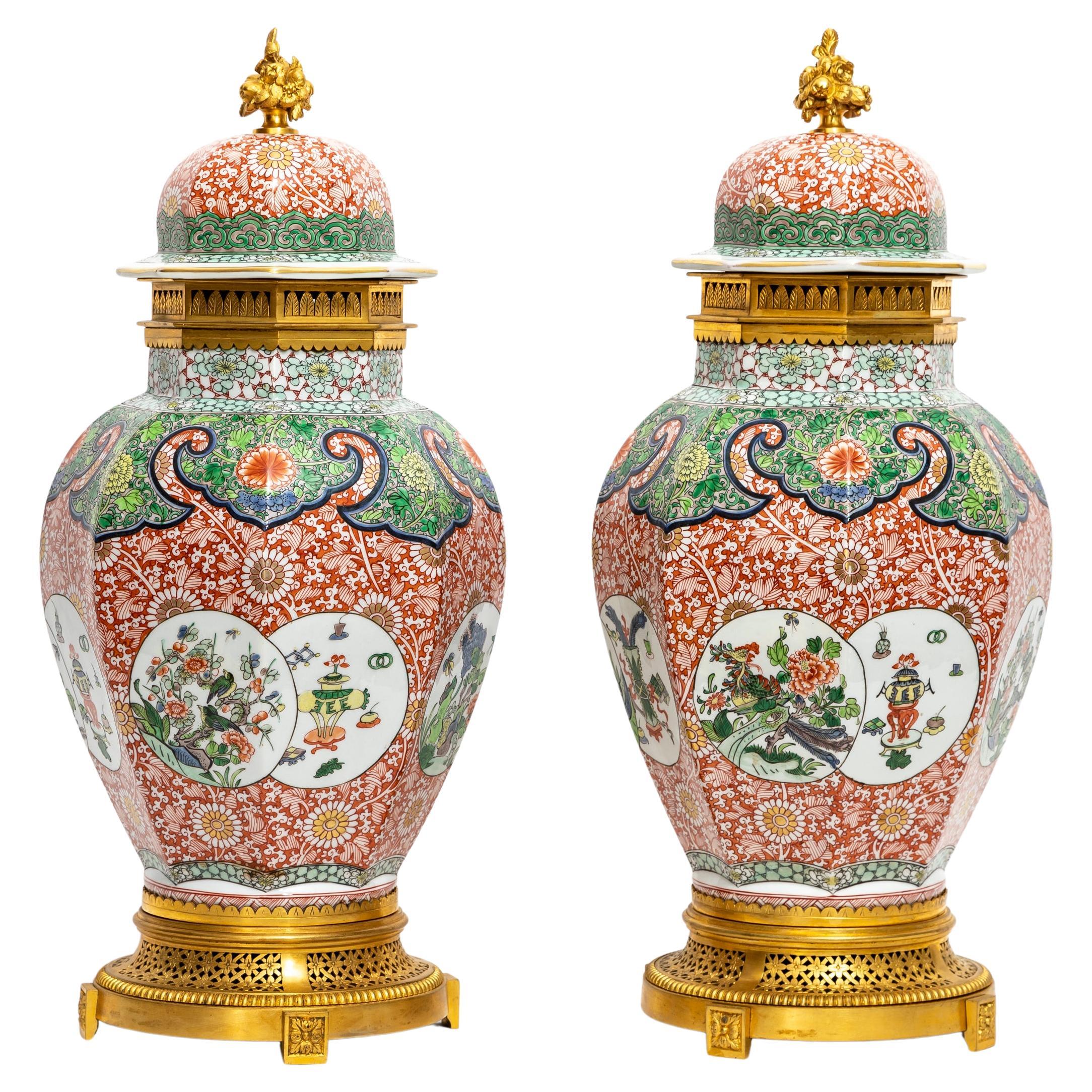 Paar chinesische Famille Verte-Porzellan-Vasen mit Ormolu-Montierung aus dem 19.