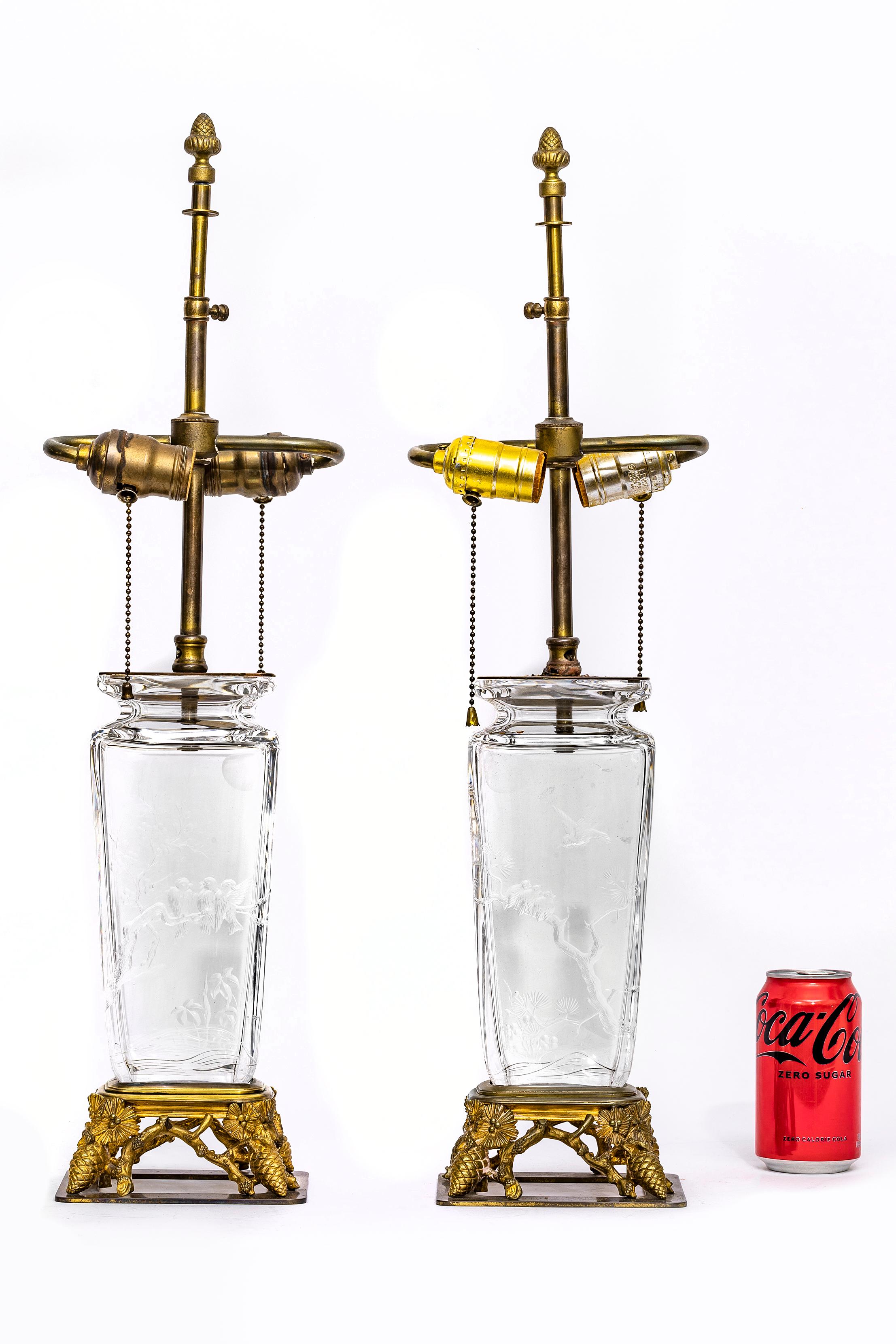 Ein Paar französischer Chinoiserie/Japanismus-Baccarat-Vasen mit Ormolu-Montierung, handgeschliffenem Diamantenschliff und Kristallvasen mit Kupferradschliff, die später zu Lampen umfunktioniert wurden, nie gebohrt, elektrische Komponenten von
