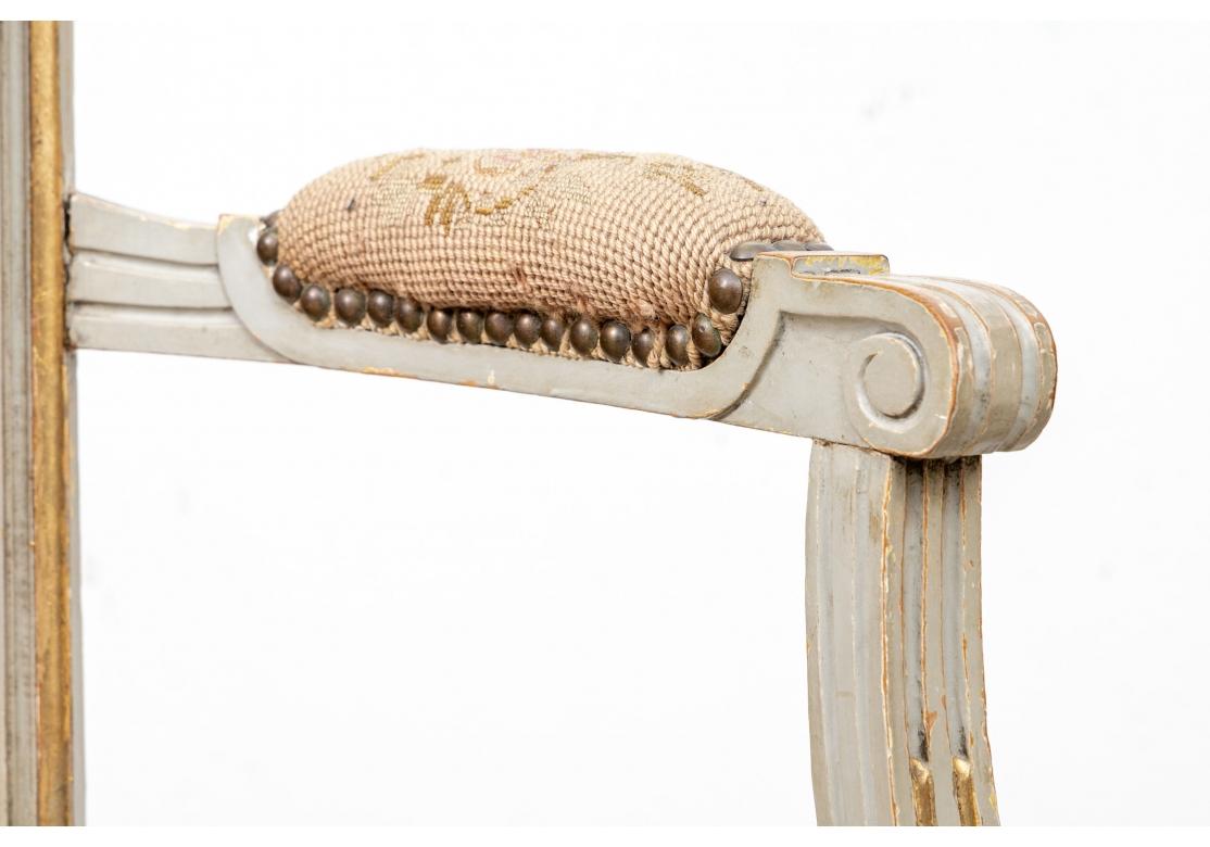 Louis XVI Paire de Fauteuils décorés à la peinture et à la dorure datant du 19ème siècle. en vente