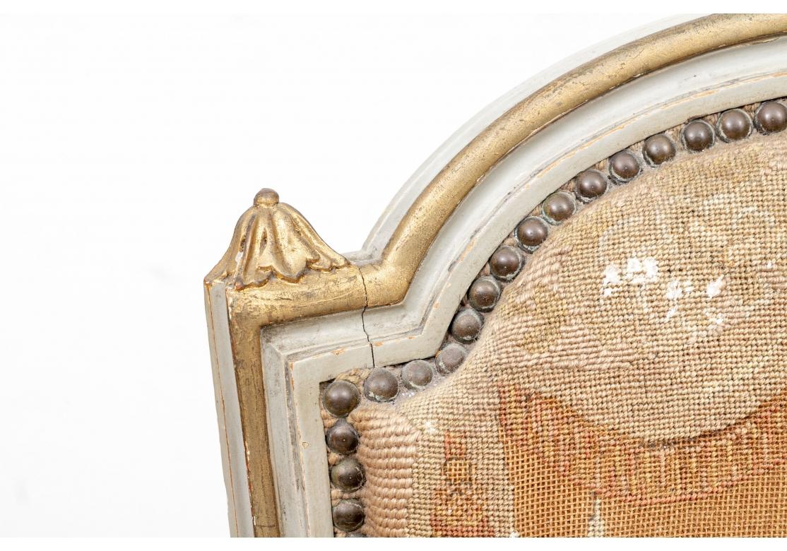 Bois Paire de Fauteuils décorés à la peinture et à la dorure datant du 19ème siècle. en vente
